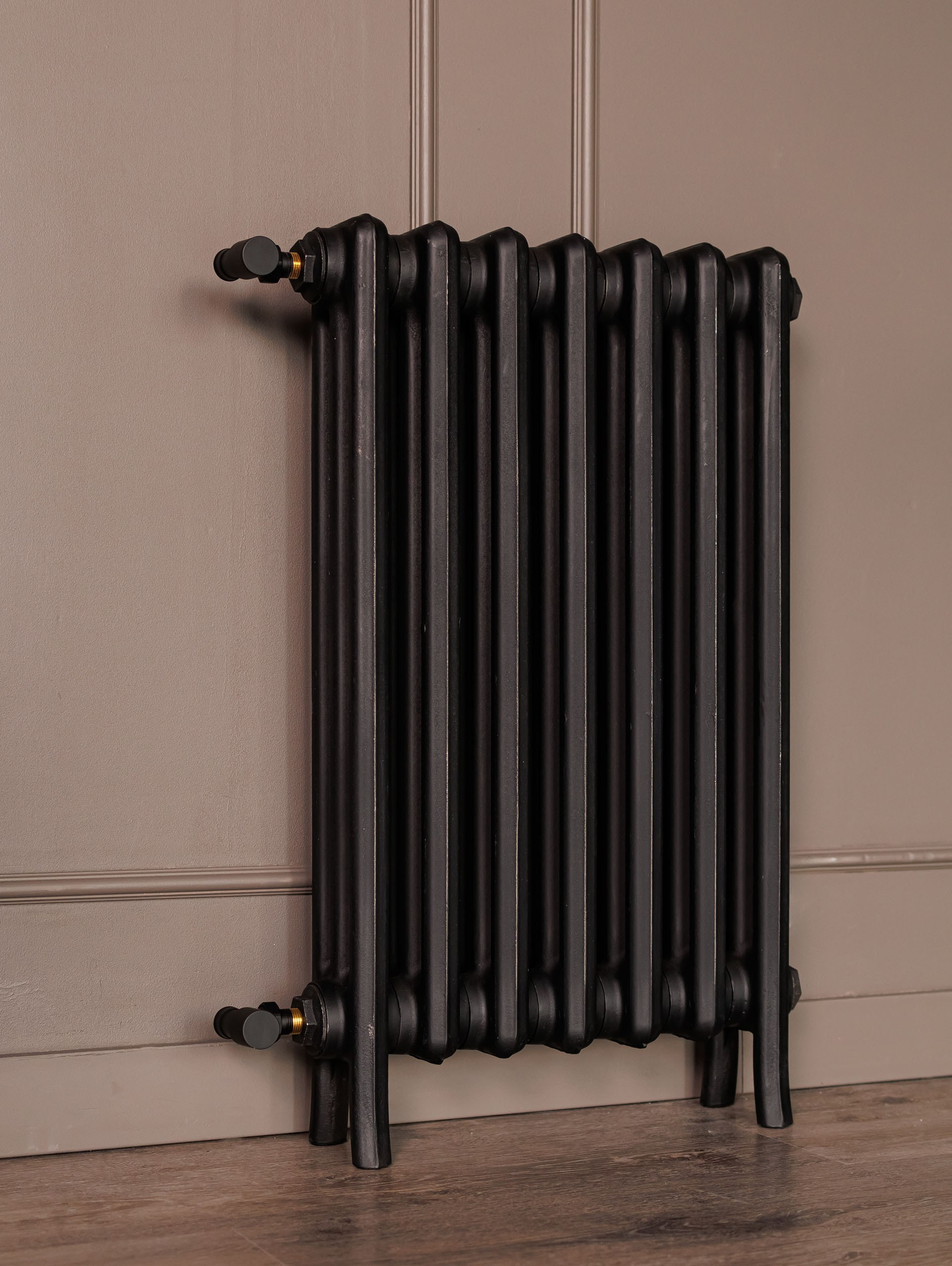 Предметные фотографии дизайнерских радиаторов отопления в стиле ретро