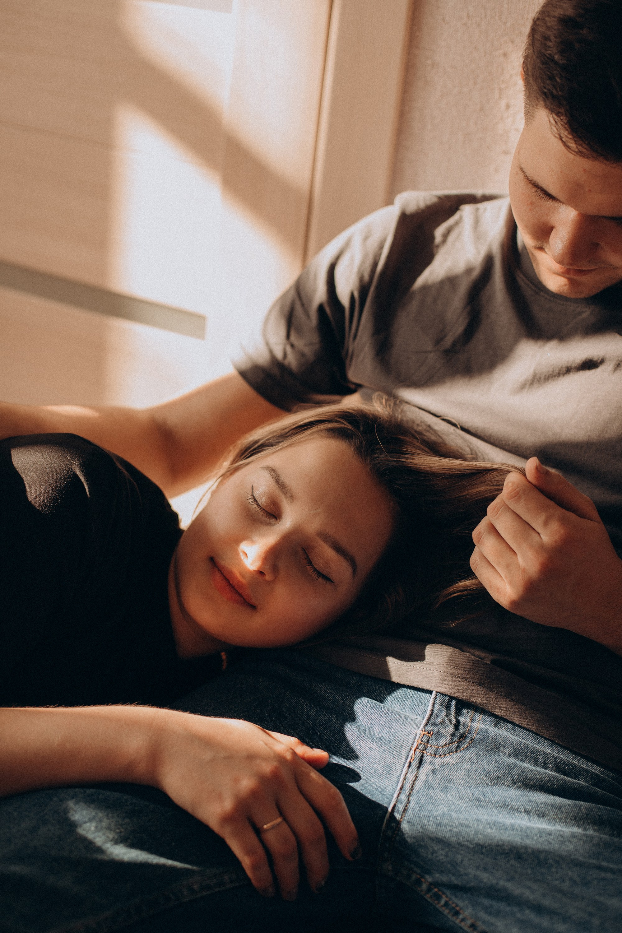 Солнце наполнило комнату светом, а вы — теплом. Свадебный фотограф Илья Бринк