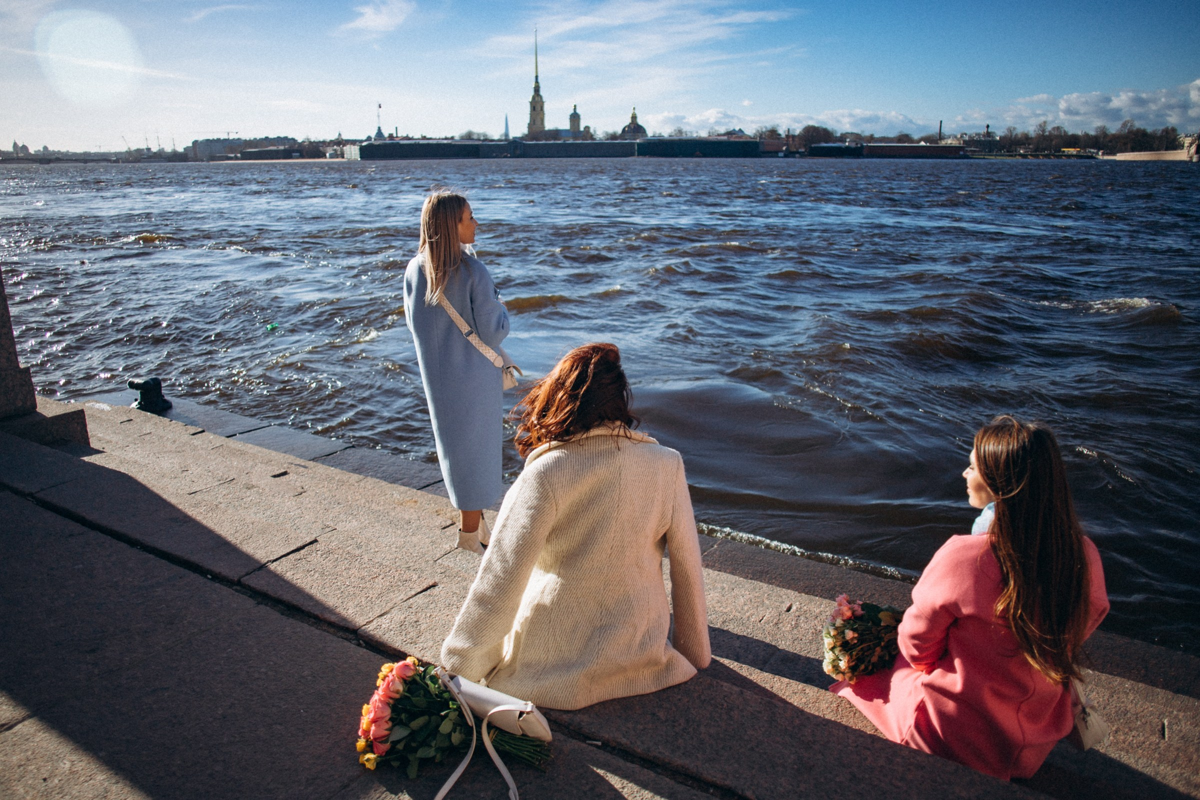 Анастасия с подругами в апреле. Фотопрогулка в Петербурге. Индивидуальный и семейный фотограф в Санкт-Петербурге