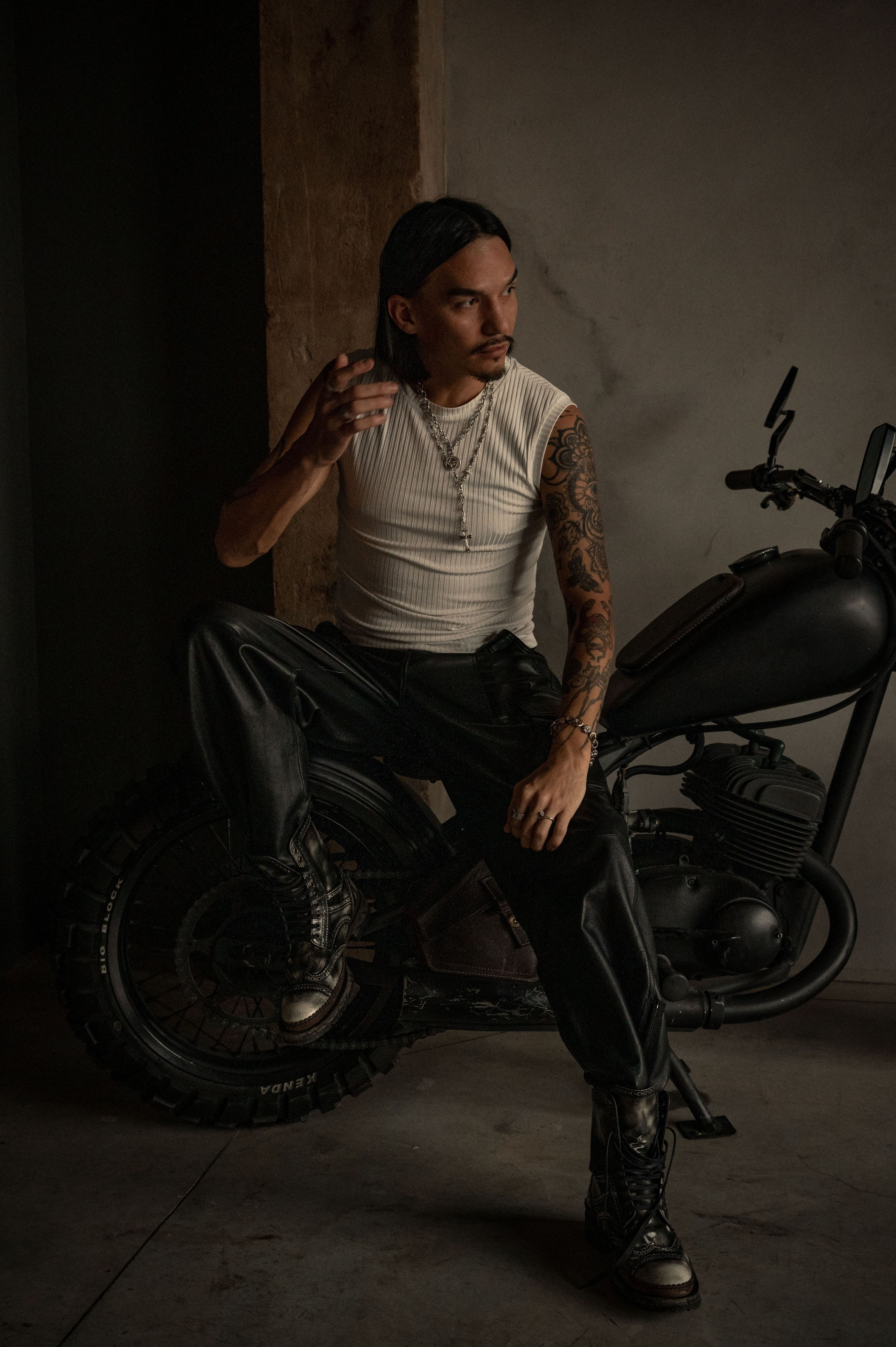 Мужской фотограф СПБ. Профессиональный фотограф беременности в СПБ. Стильные фотосессии беременности в стиле минимализм и классическая фотография