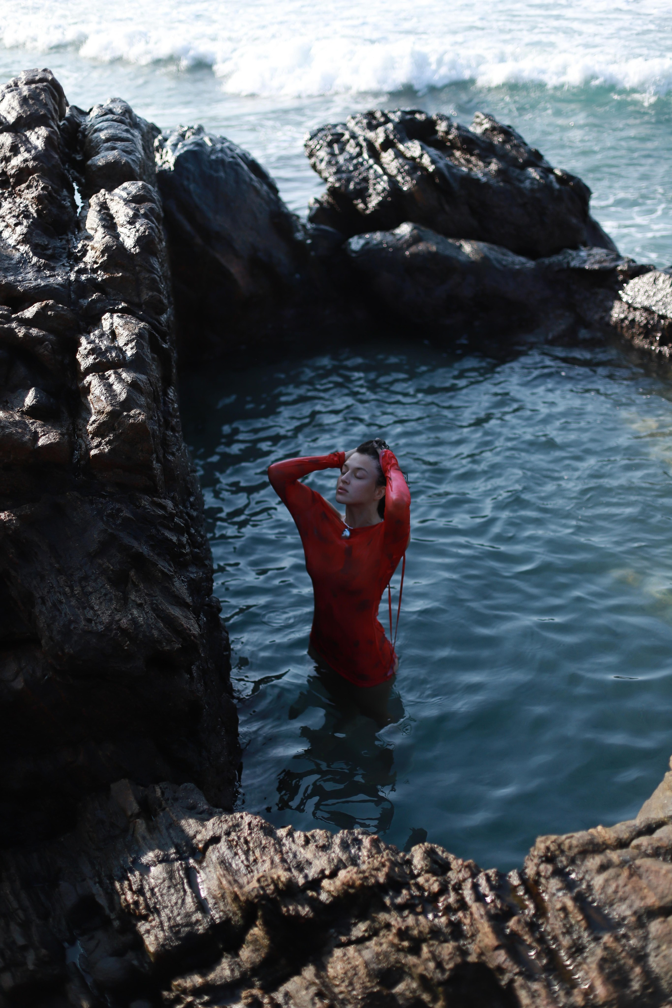 Арт-портрет в стиле 35 мм: девушка в красном платье с банановым листом в натуральном бассейне | Вера Казанцева — фотограф Шри-Ланка. Фотограф на Шри-Ланке