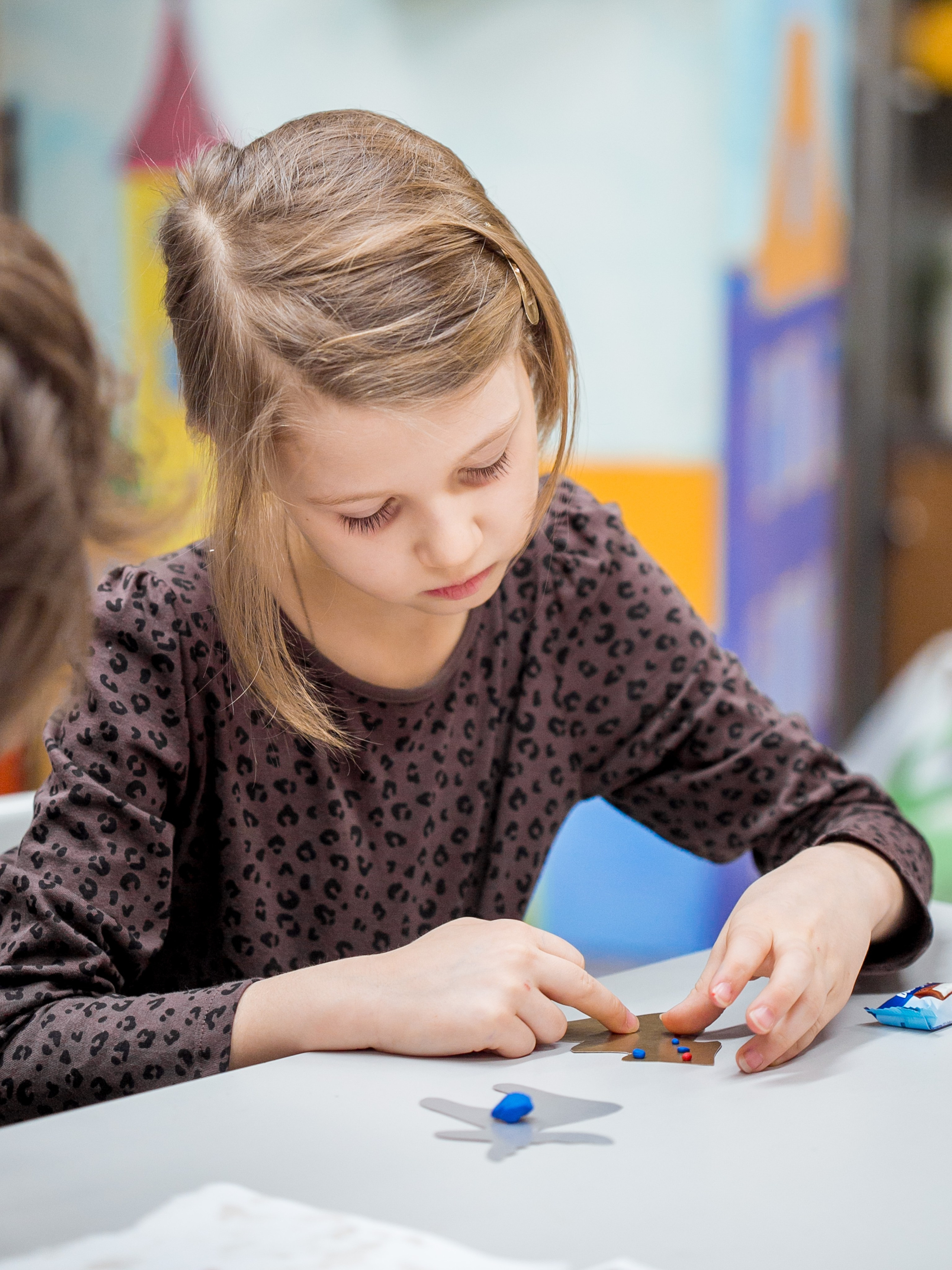 Школьники делают поделки к Новому году. Репортажный фотограф Борис Геер