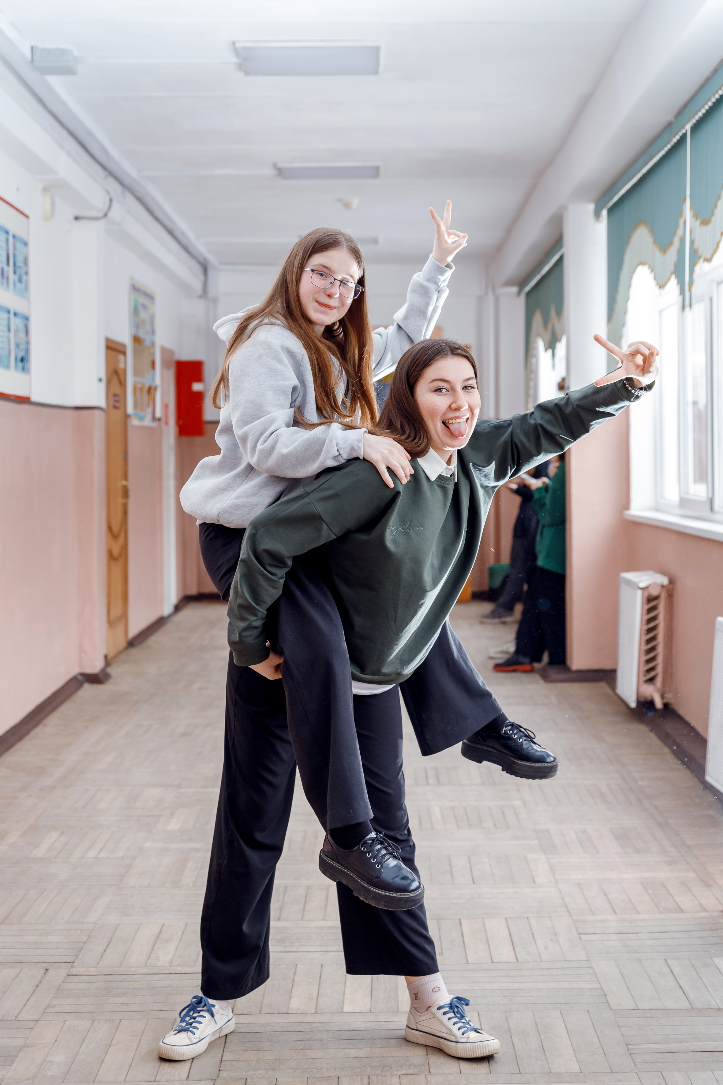 И В ШКОЛЕ ЕСТЬ ЖИЗНЬ. Марина Ушакова. Фотограф. Выпускные альбомы. г. Краснодар