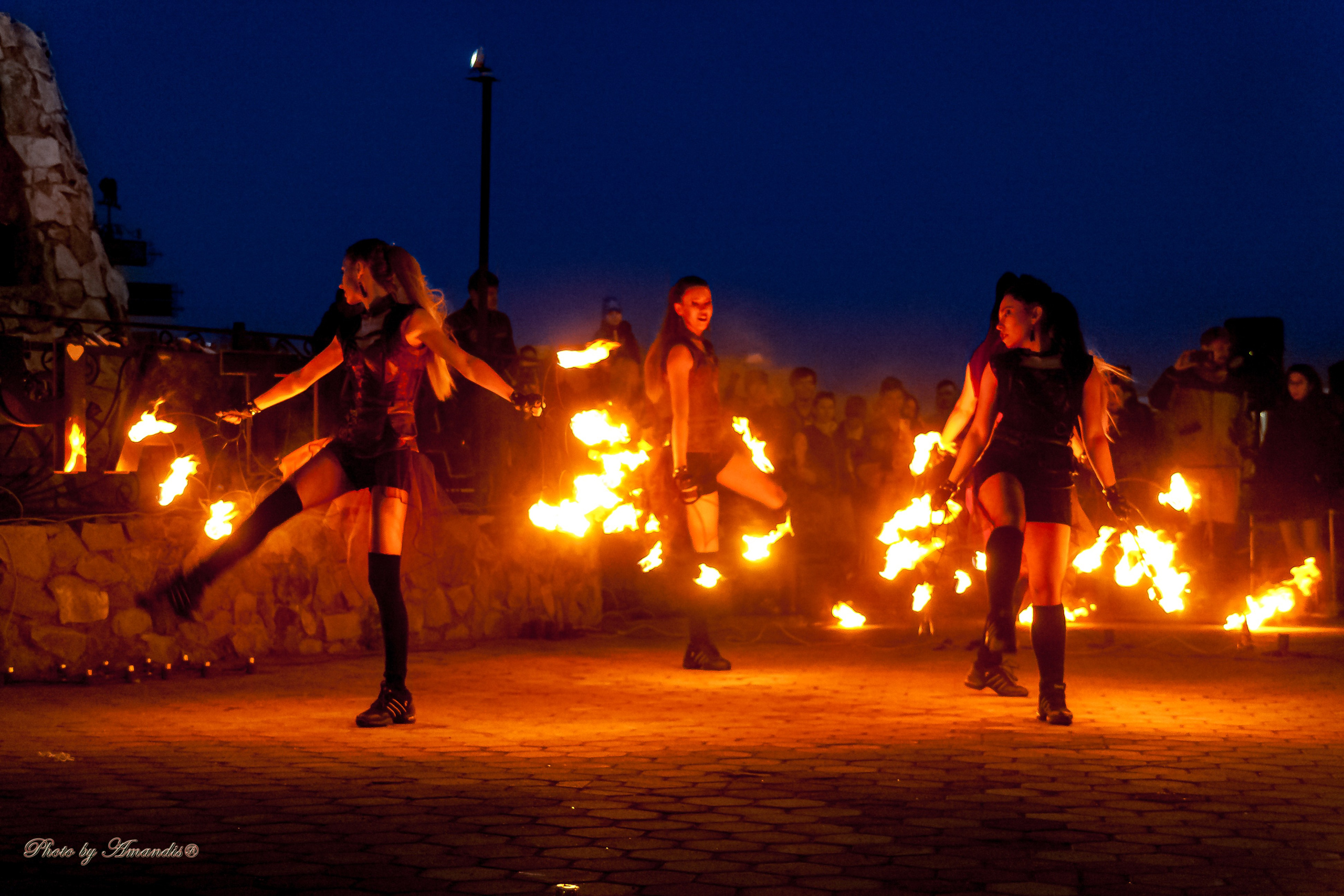 Огненное шоу у памятника «Здесь начинается Россия». Камчатка. Май 2017. Репортажная съемка в Москве и области. Анималистика