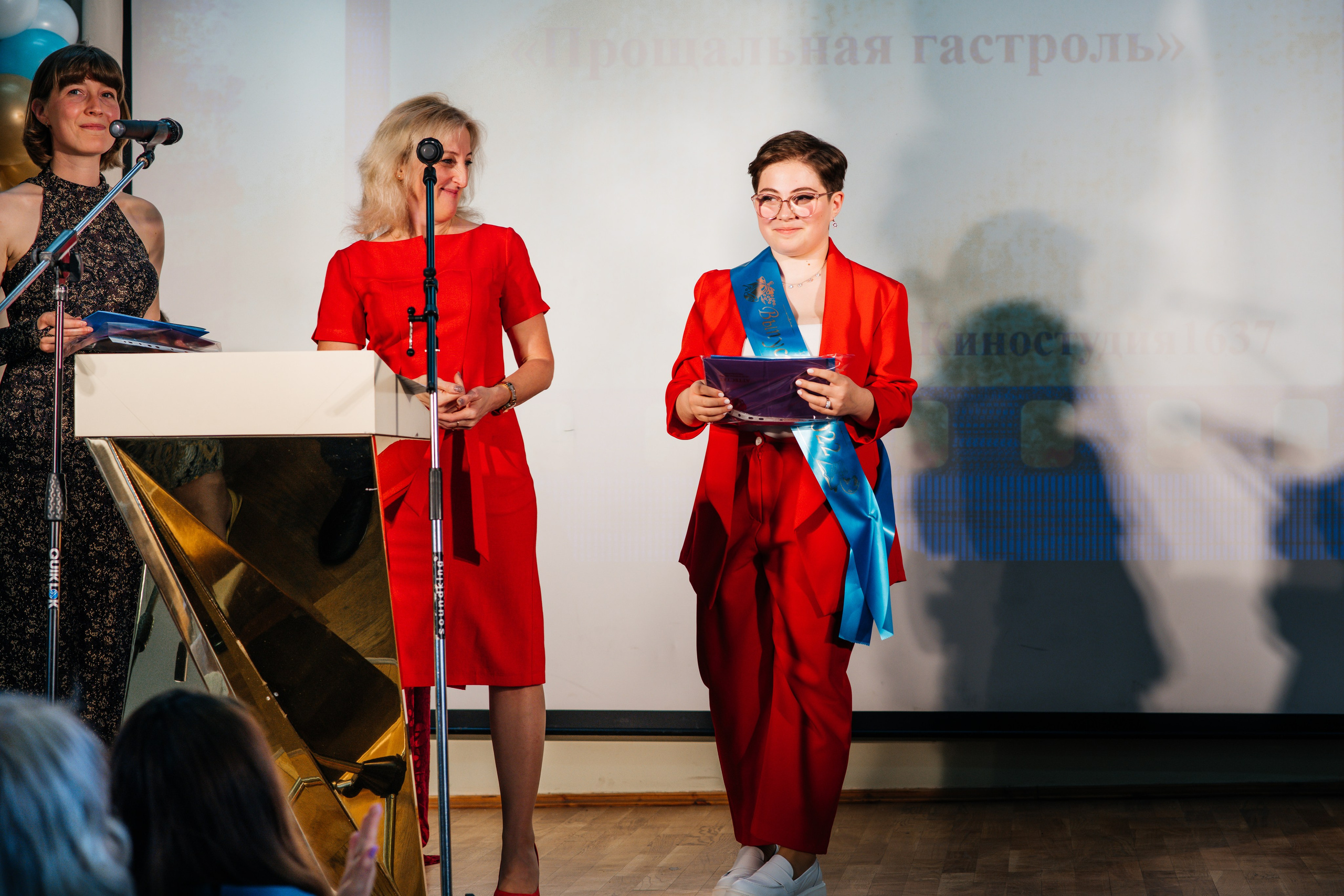 Вручение аттестатов. Выпускные альбомы в Подольске Москве и МО