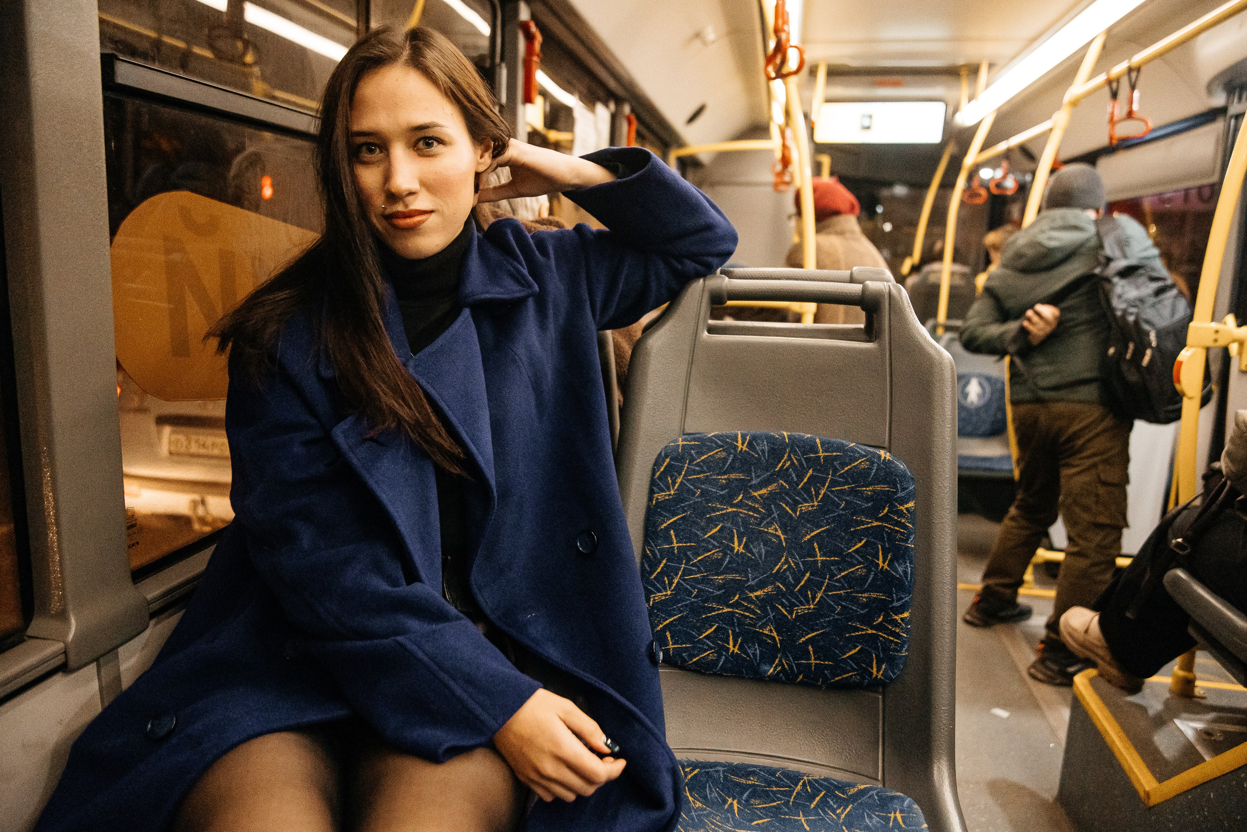 Ночная фотосъёмка в Рыбинске — девушка в синем пальто в городском автобусе