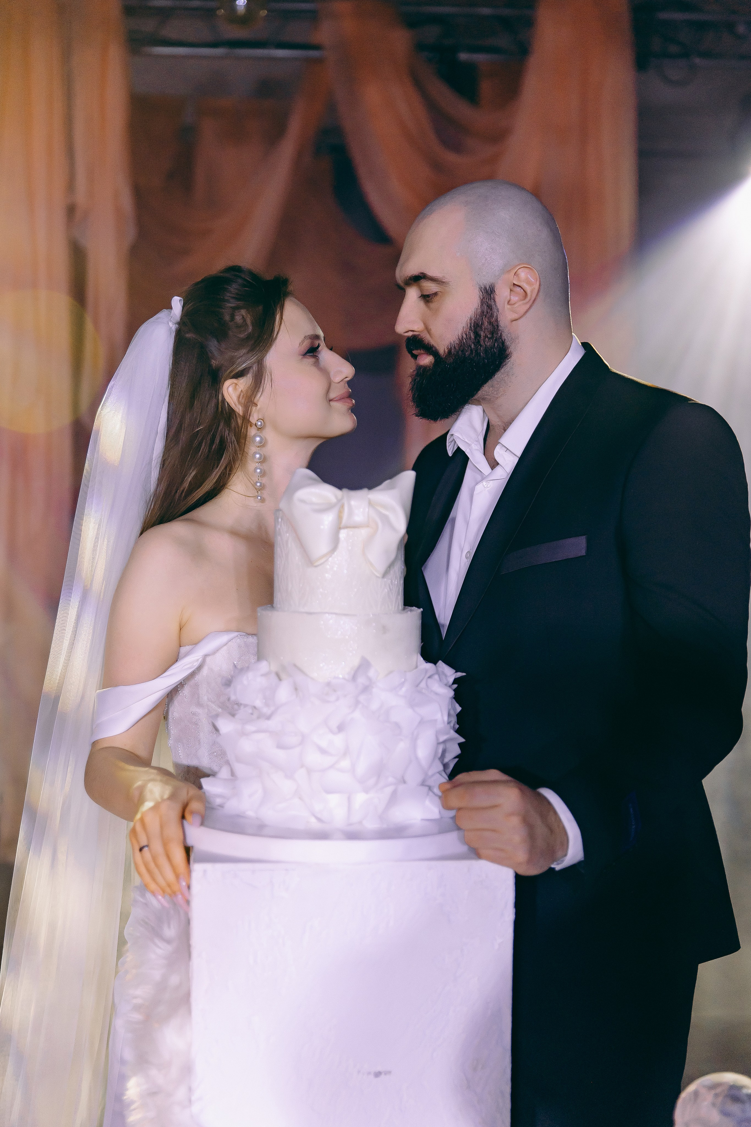 История торта Олеси и Владимира. Свадебный и семейный фотограф в Рязани Саша Крутых