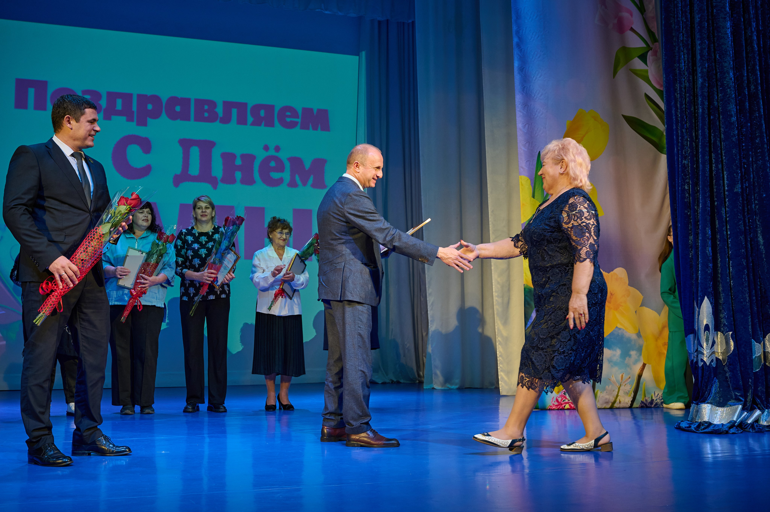 День матери. Марьина роща. Жизнь курорта Кабардинка в фотографиях