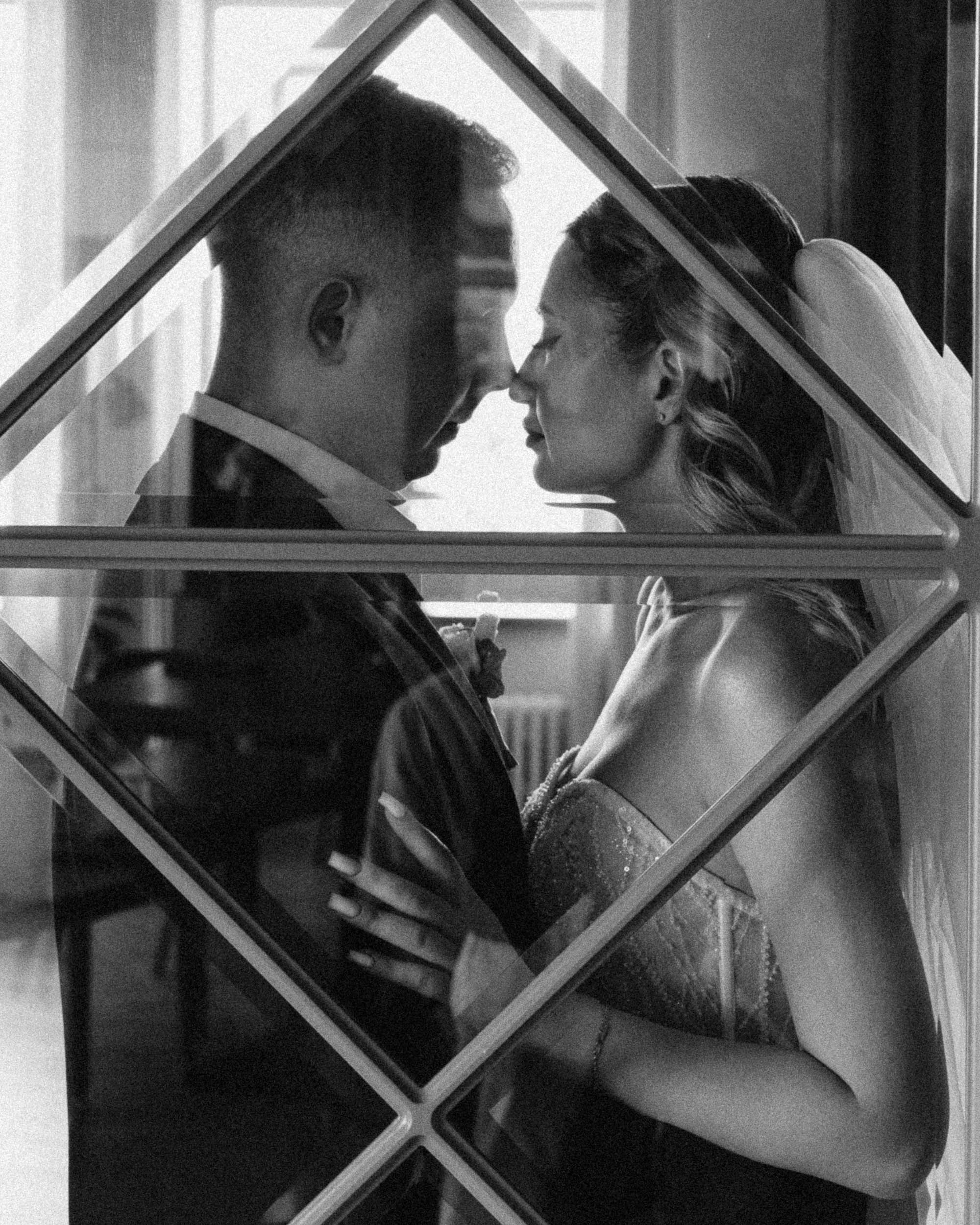 В отражениях друг друга. Свадебный фотограф Семен Матвин