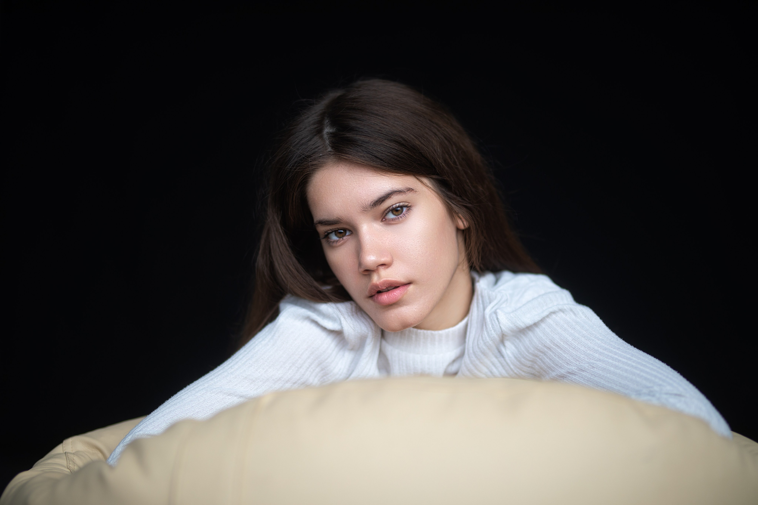 Съемка с Анастасией в студии с минимальным интерьером