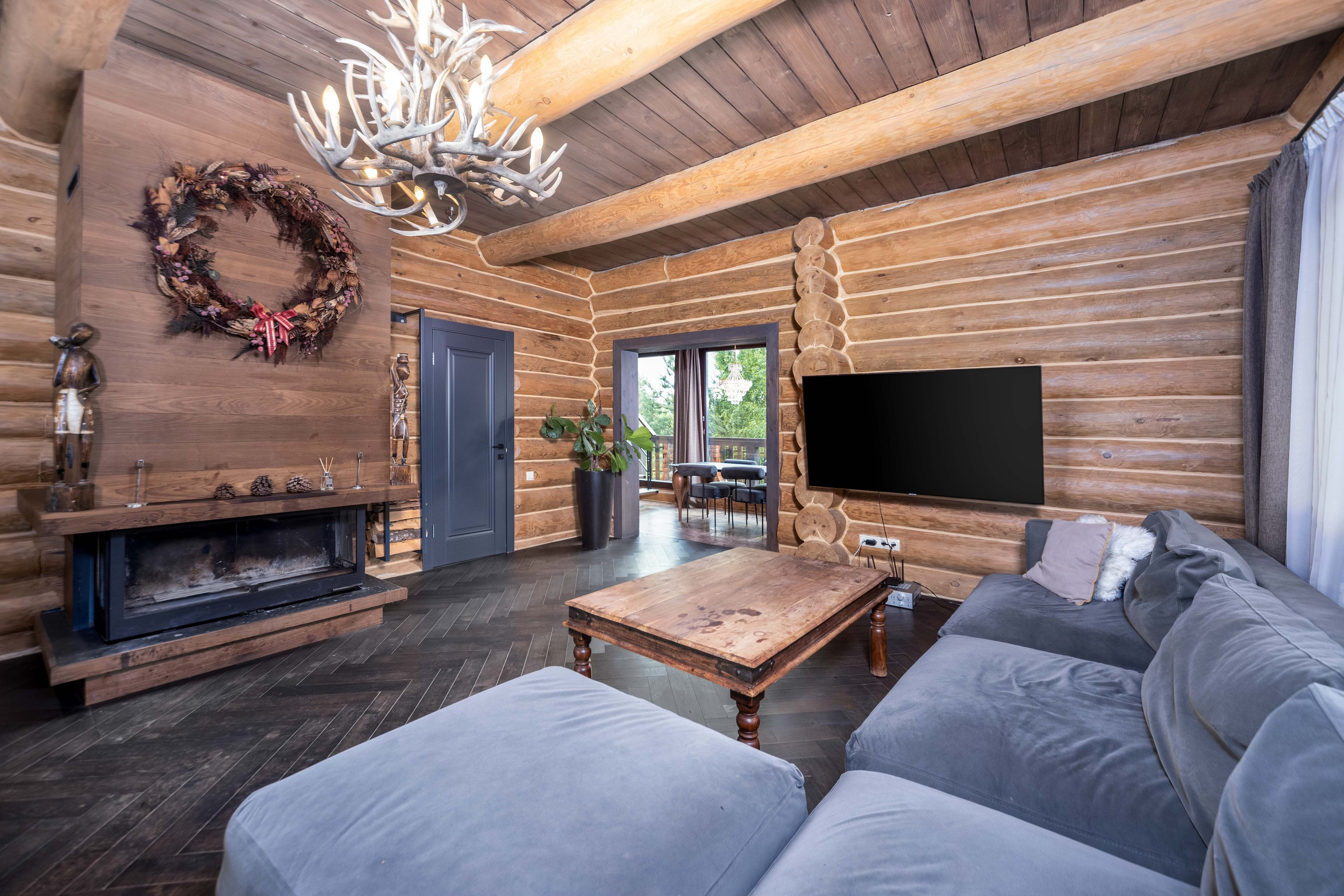 Интерьер зоны просмотра ТВ в частном загородном доме под Минском