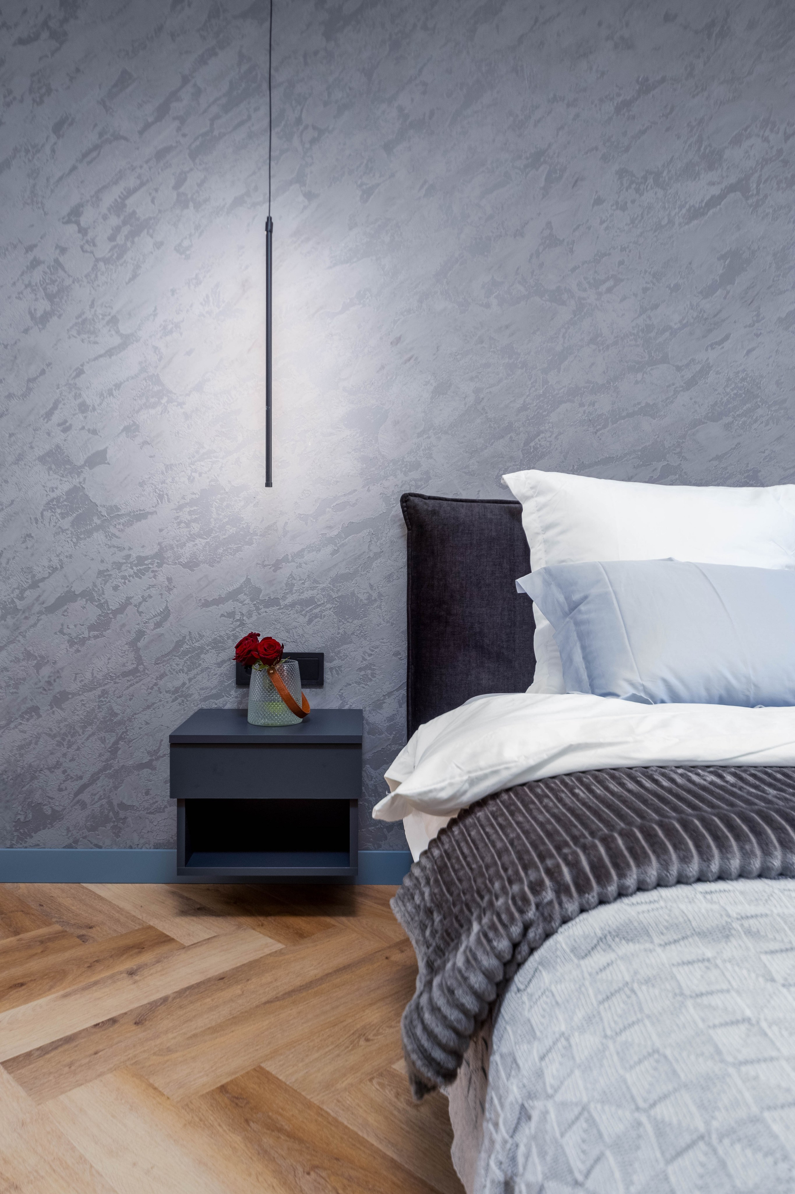 Прикроватная тумбочка в интерьере спальни в двухкомнатной квартире в Минске