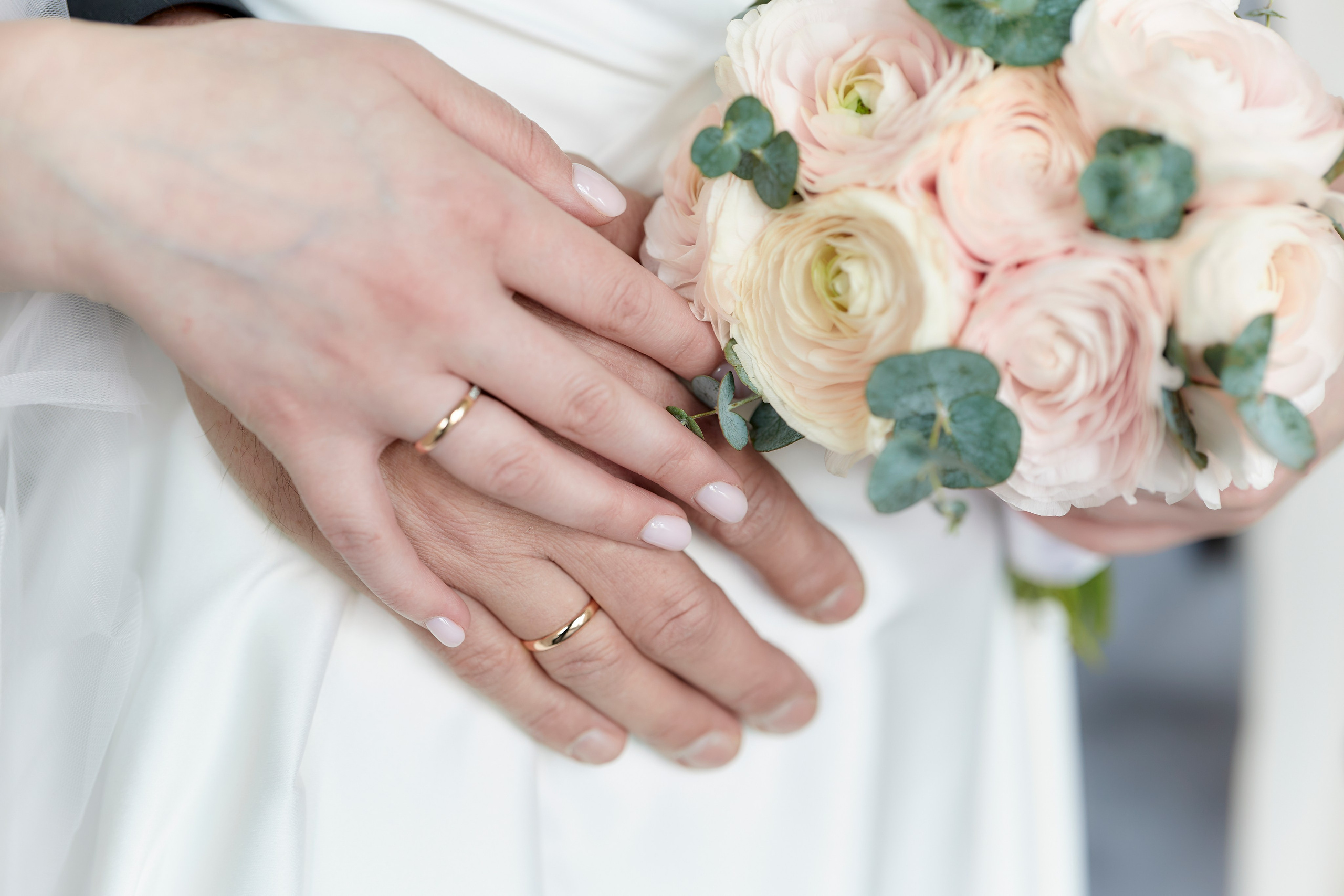 свадебный букет невесты свадебные кольца 