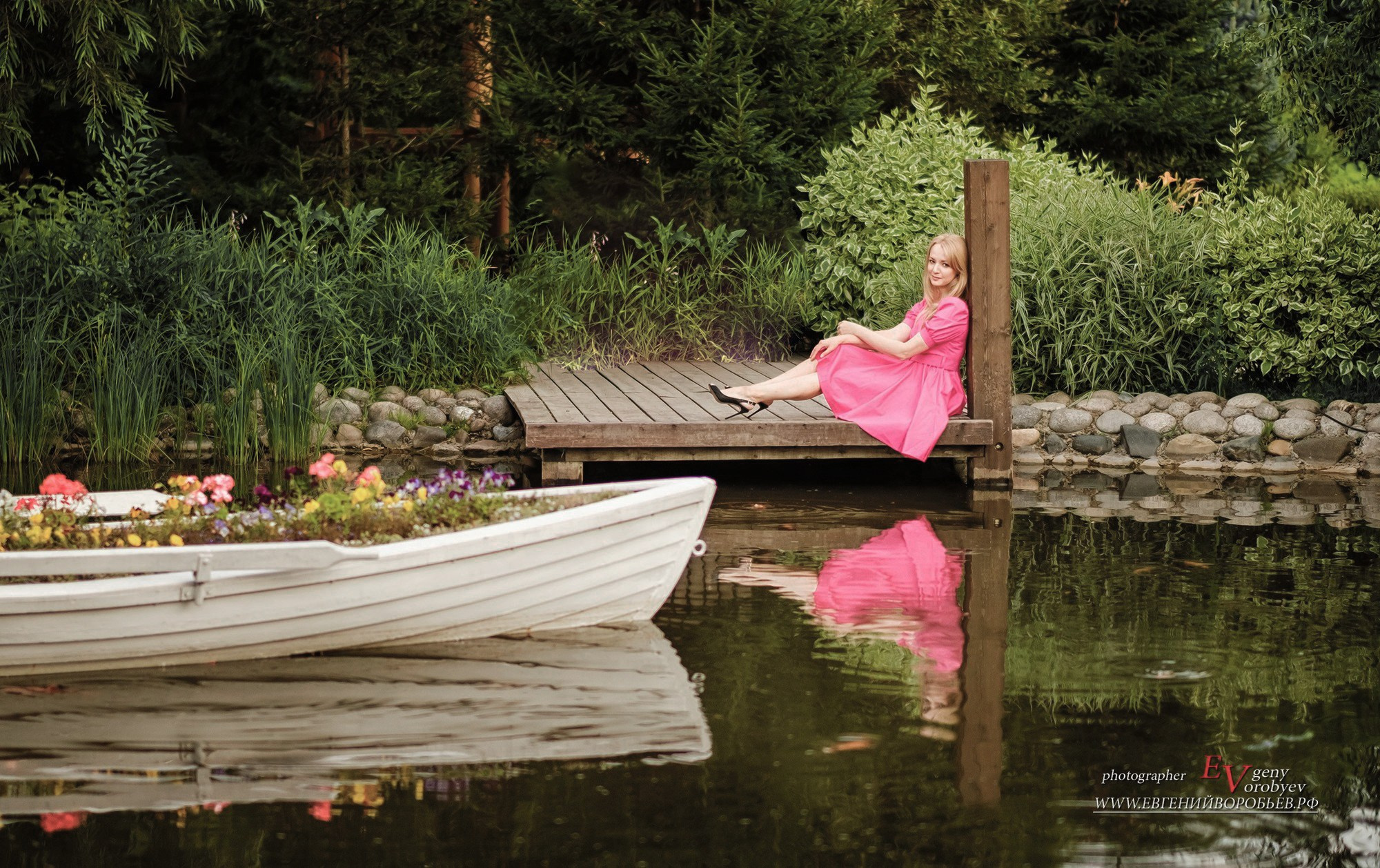 женская фотосессия Красноярск фото для девушки фотограф Красноярск фотосессия для сайта знакомств Красноярск фото для социальной сети заказать цена стоимость фотосессии в Красноярске пример фото идея место позы для фотосессии девушки в Красноярске фотосессия ИИ фотосессиия нейросеть промт для фотосессии фотосессия фото для социальной сети визажист причёска и макияж Красноярск парк Сады мечты Татышев фотостудия Красноярск бизнес портрет
