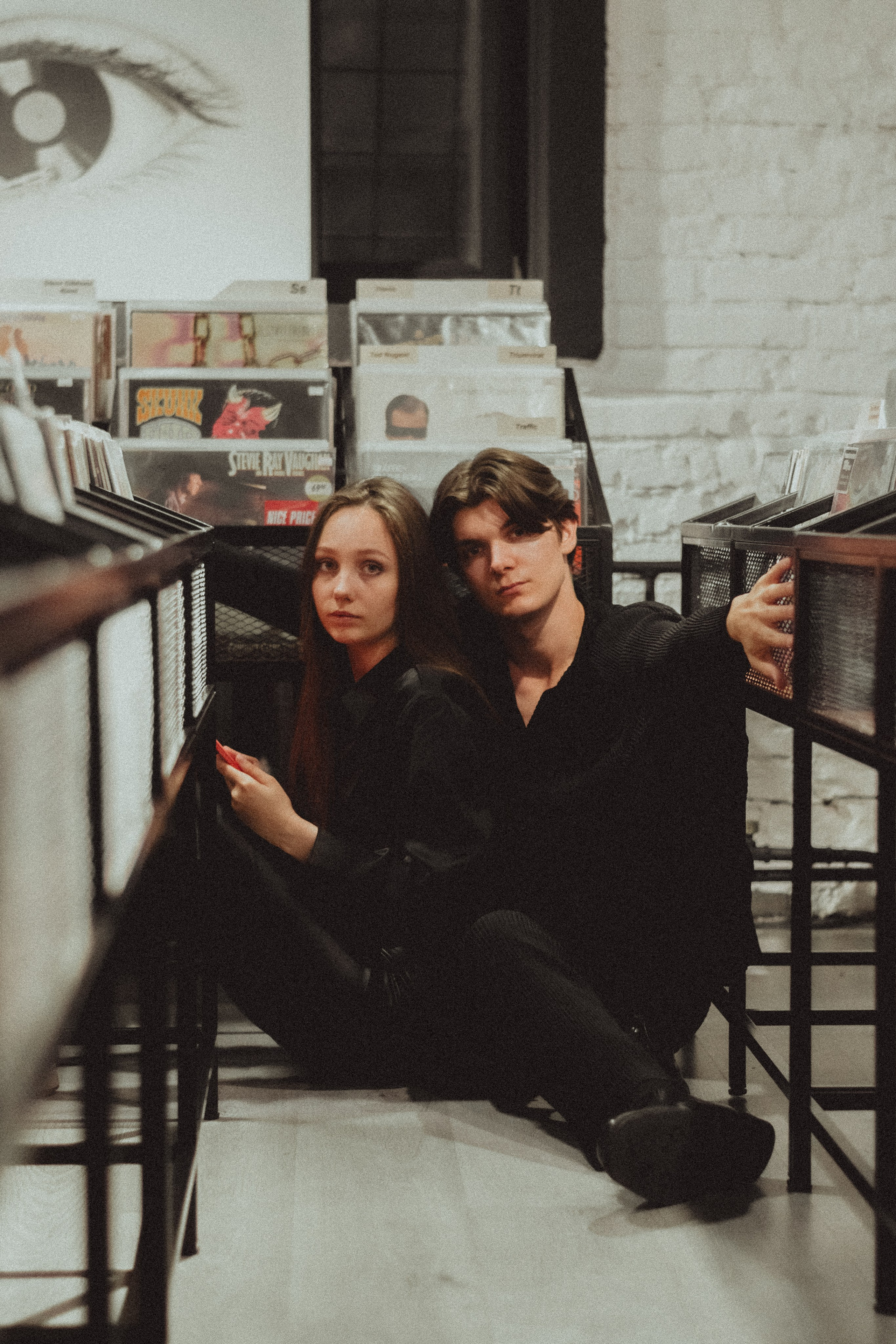 Парная ретро фотосессия в магазине с виниловыми пластинками