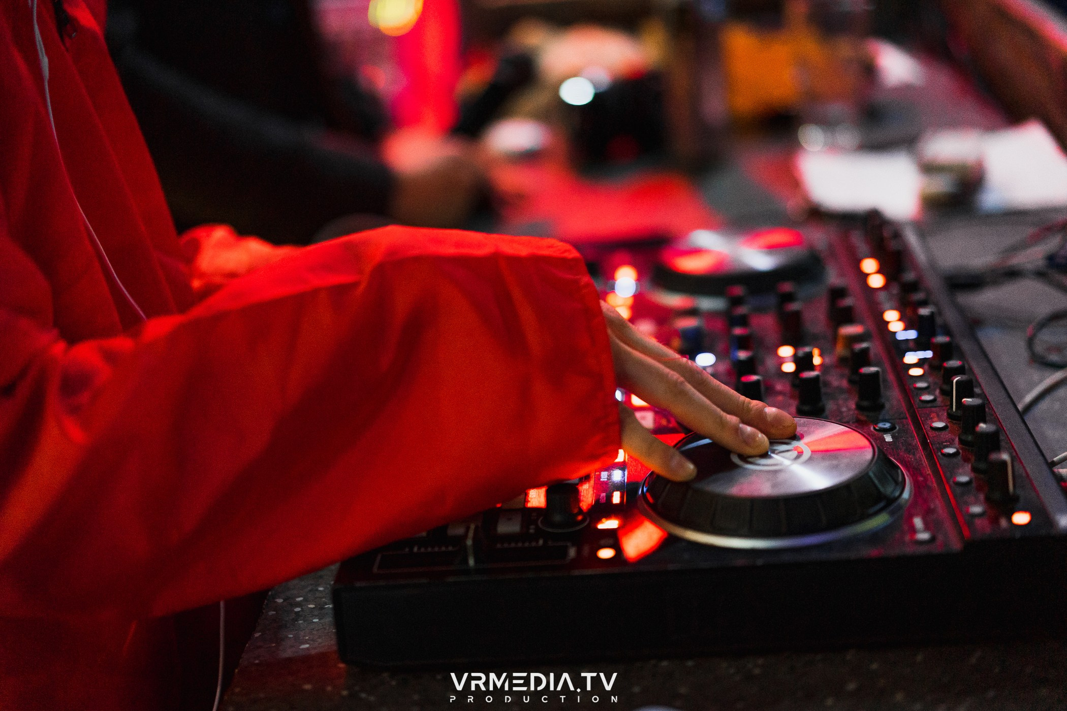 Бумажный дом в баре «Друзья»