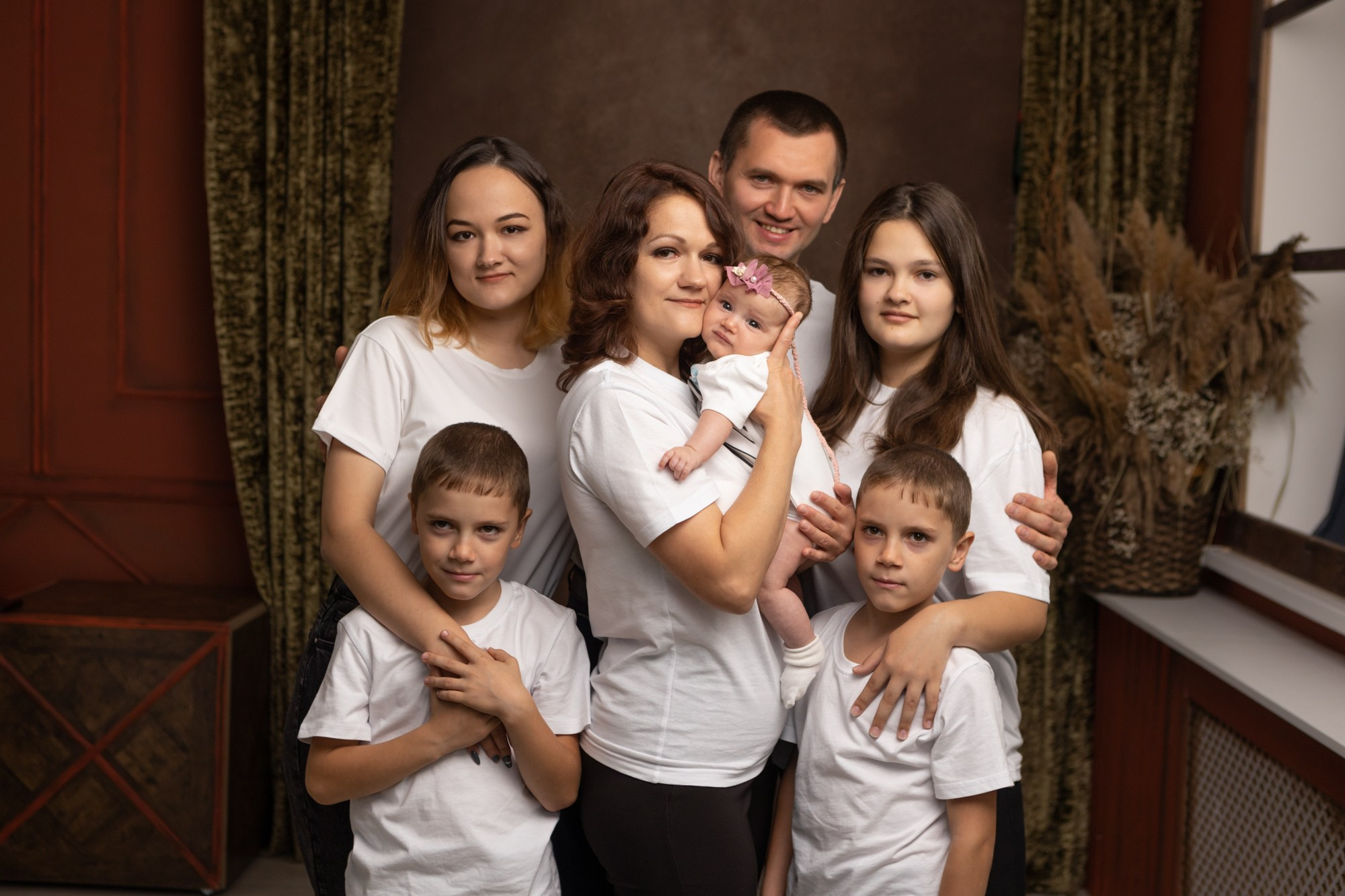 Семейная фотосессия в студии. Фотограф в Оренбурге. Профессиональный фотограф