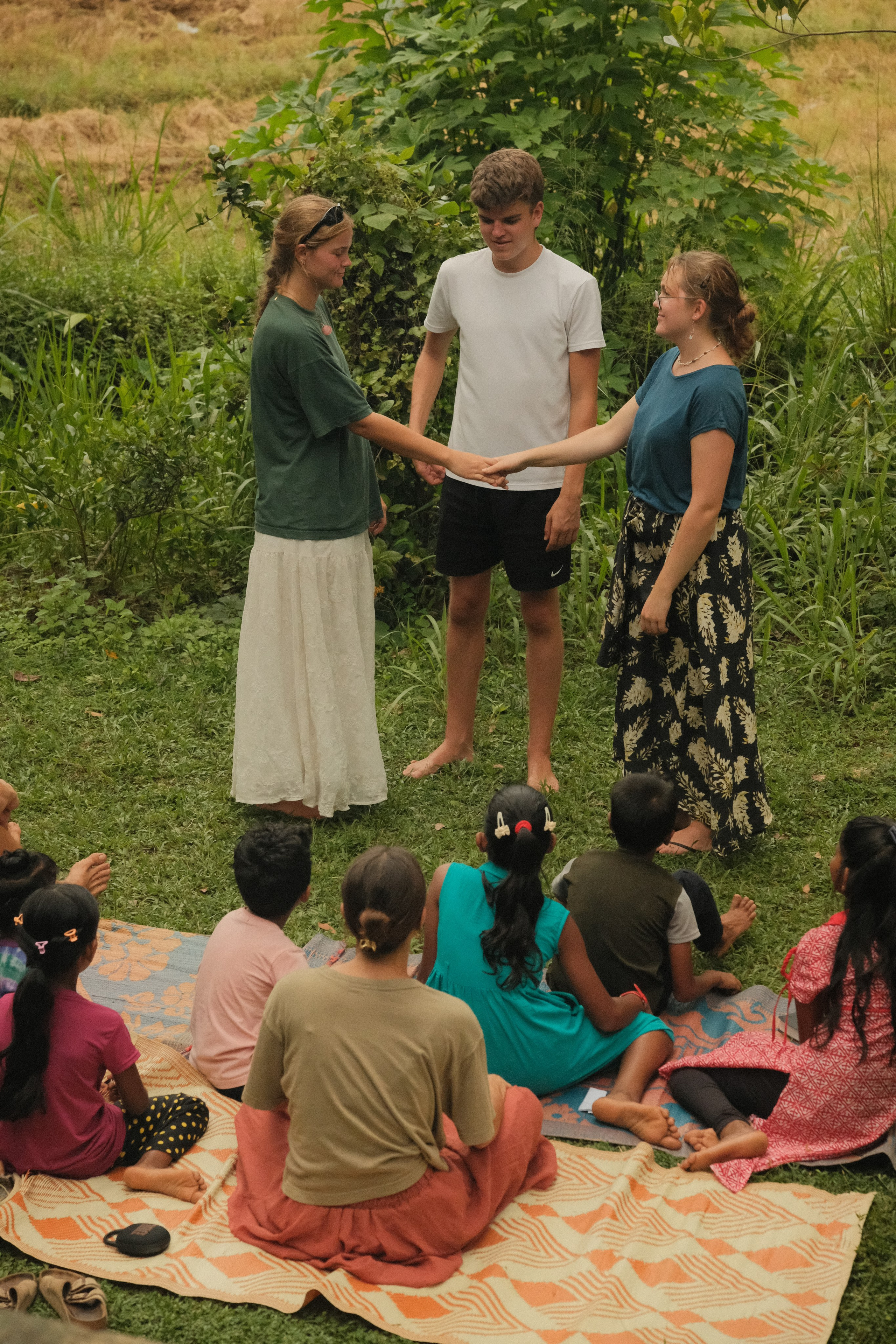 Volunteers. Creative travel photographer — Berg Daria
