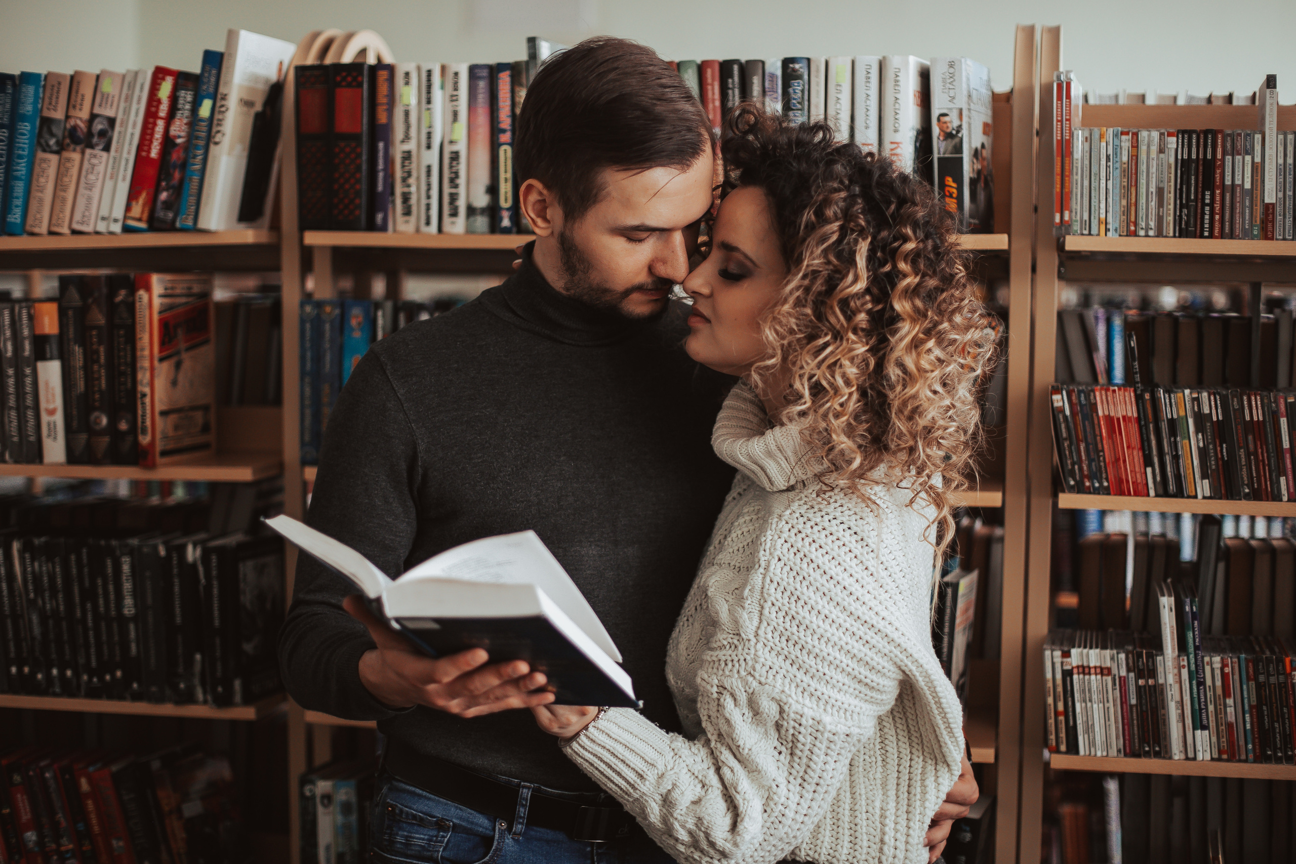 Love story in library. Портретный, семейный, свадебный фотограф в Магадане — Екатерина Литвин