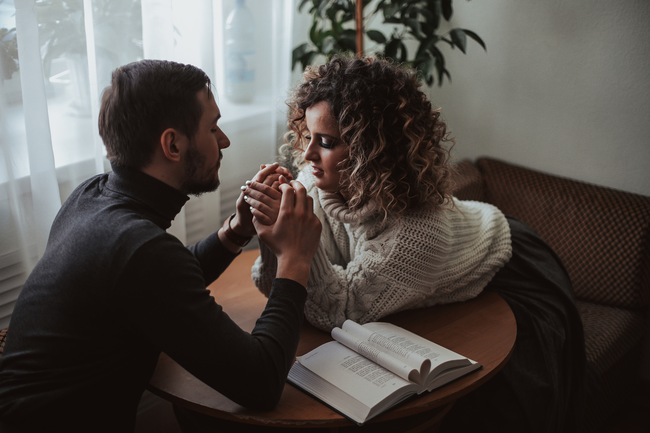 Love story in library. Портретный, семейный, свадебный фотограф в Магадане — Екатерина Литвин