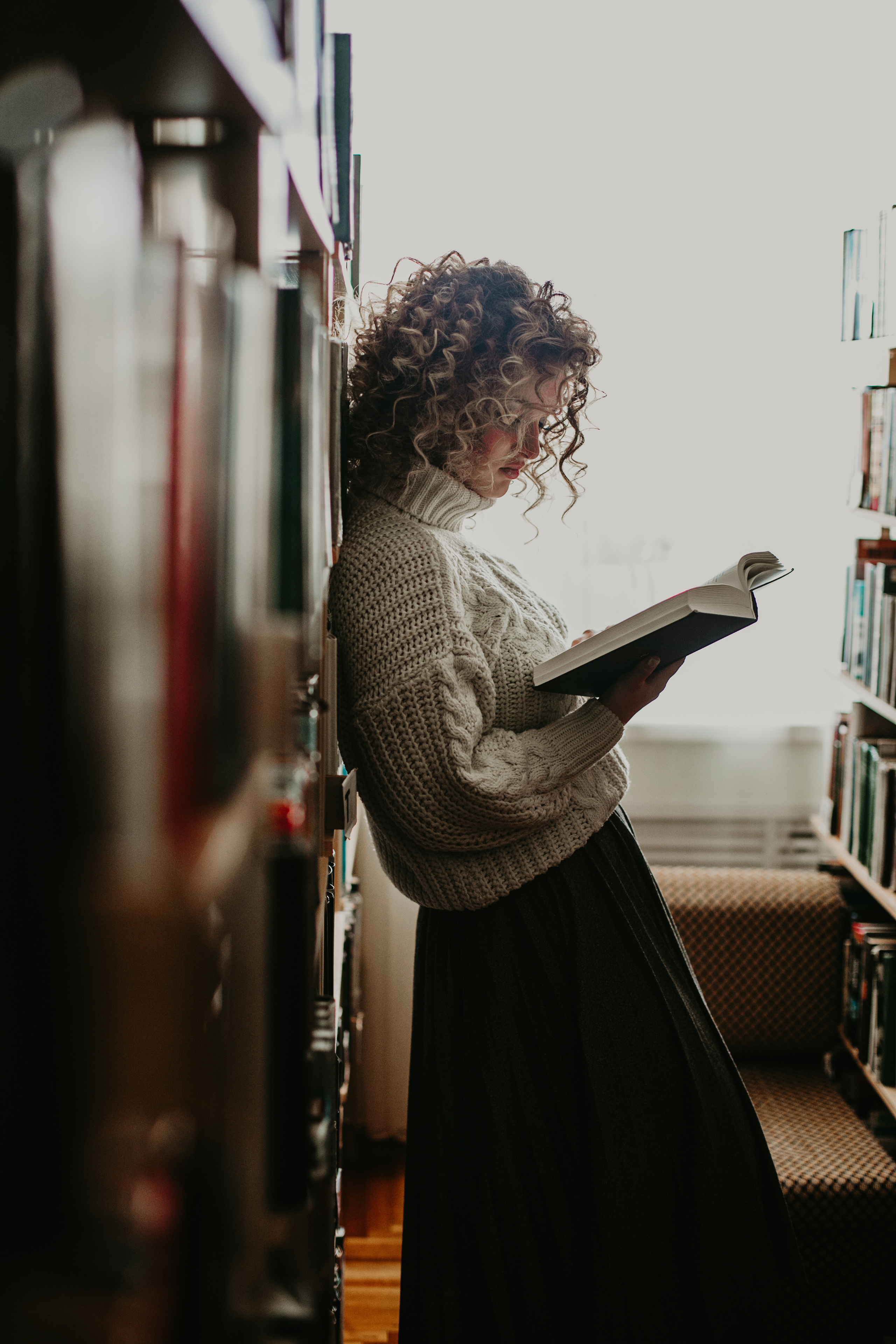 Love story in library. Портретный, семейный, свадебный фотограф в Магадане — Екатерина Литвин