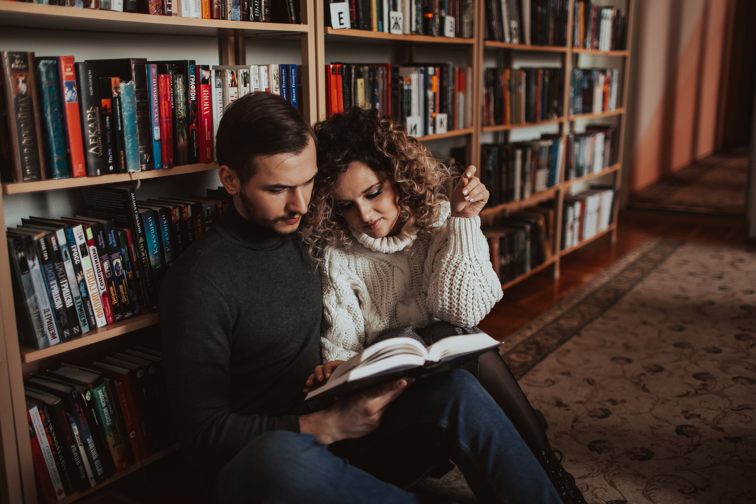 Love story in library. Портретный, семейный, свадебный фотограф в Магадане — Екатерина Литвин