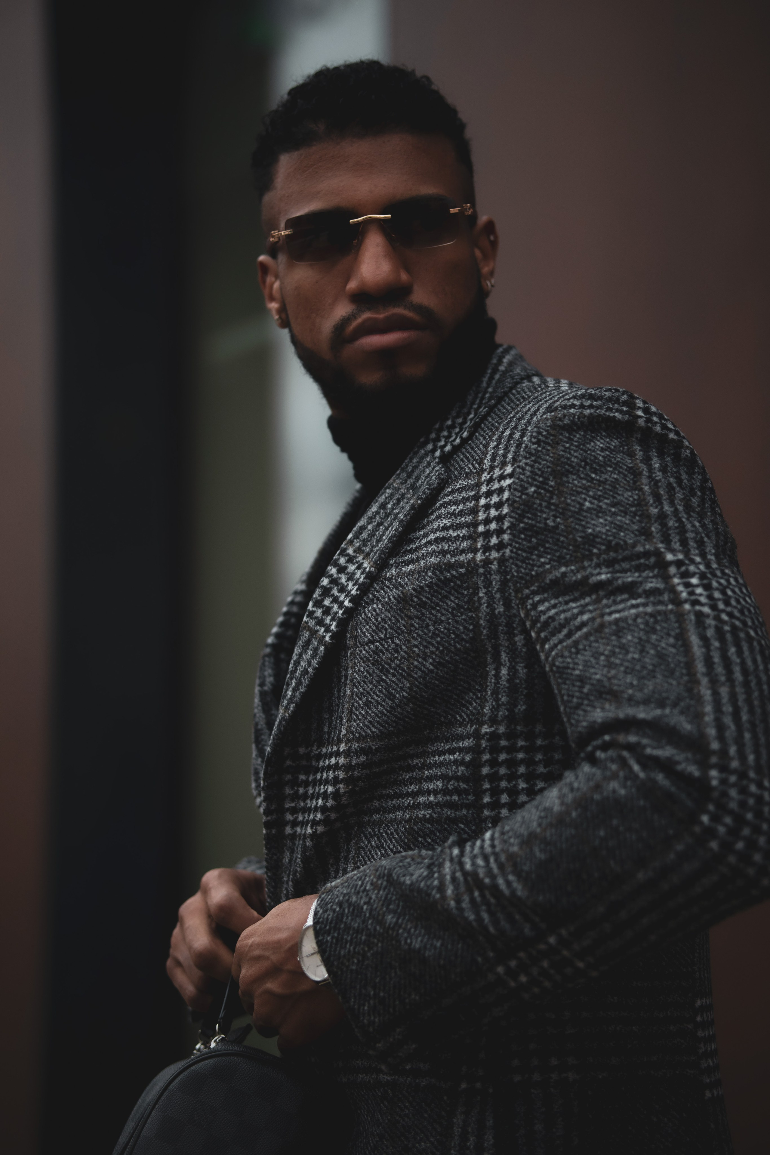 портрет мужчины в пальто