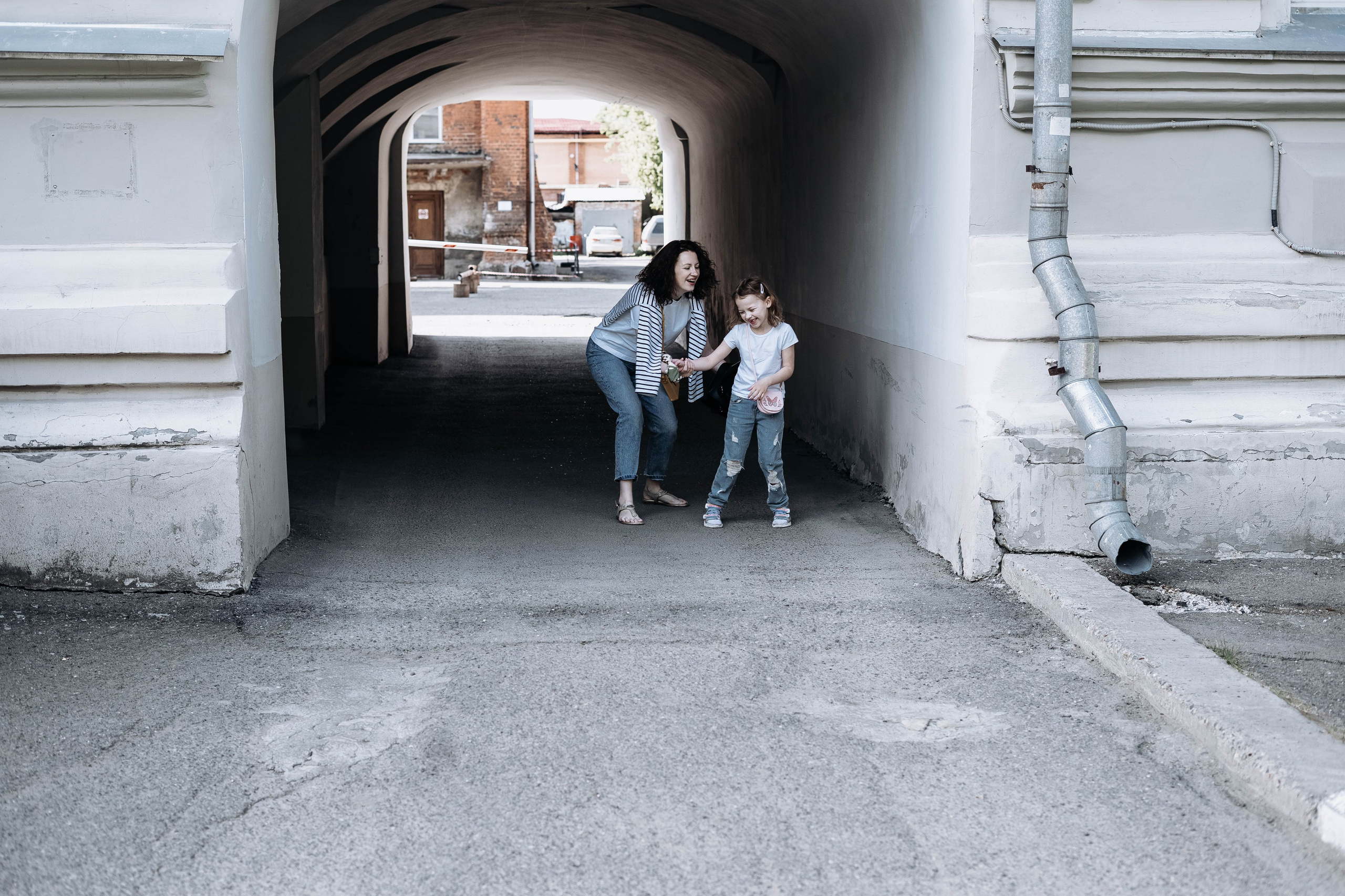 Маня и Аня ранним утром 🤍. Семейный фотограф в Томске Зарина Азизбаева