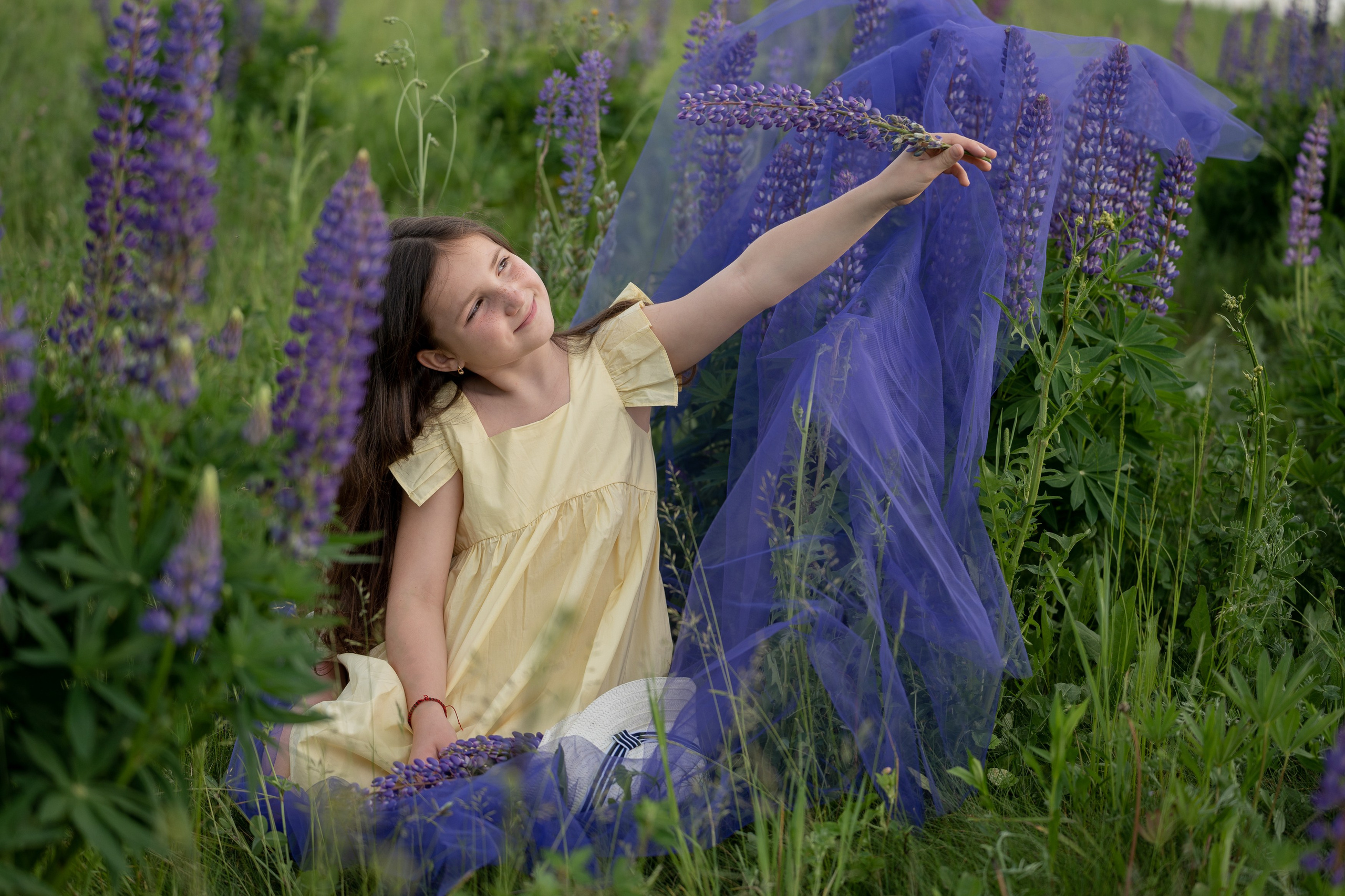 Детская фотосессия в люпинах. Портретный фотограф Олеся Владимирова в Москве
