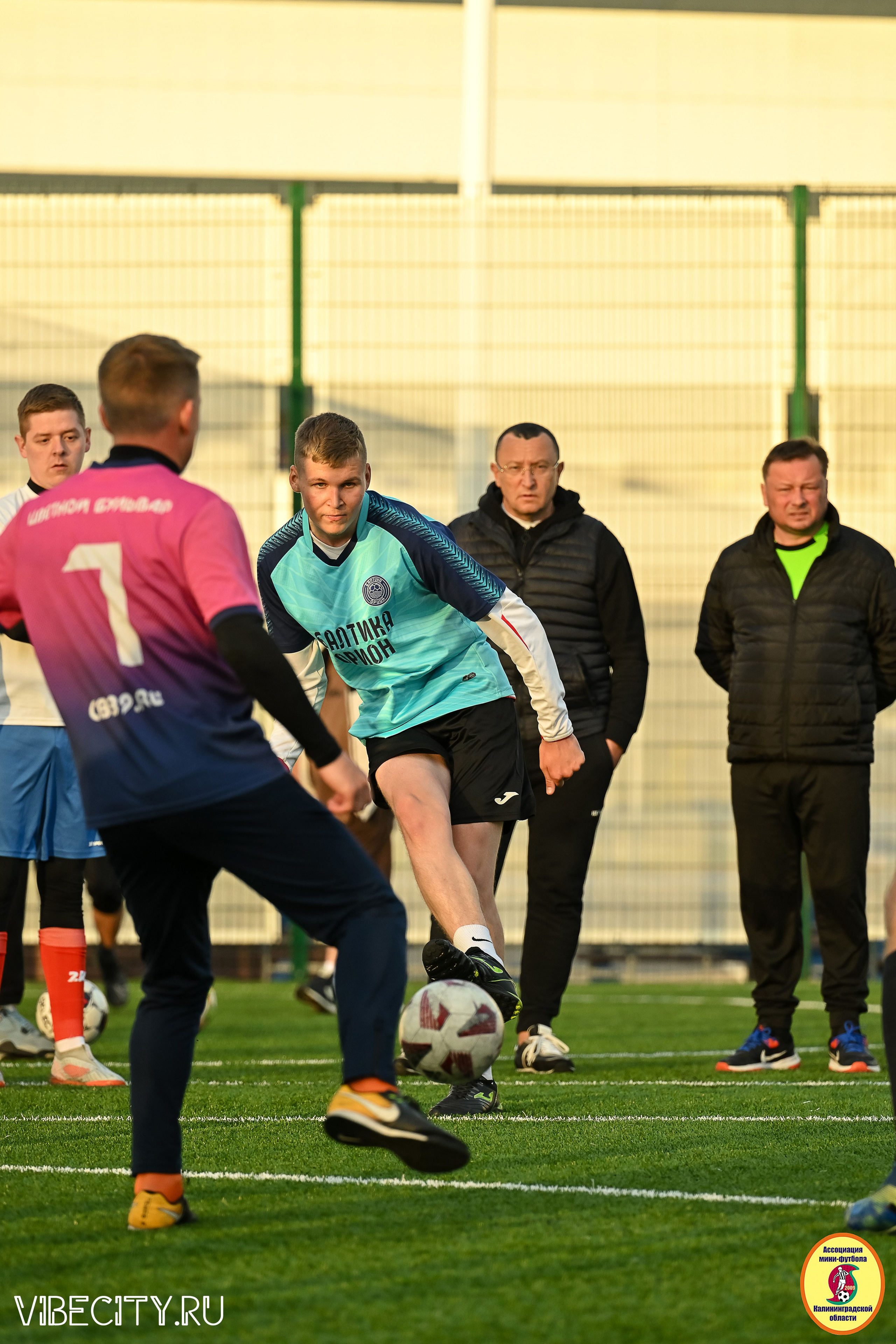 ИГРЫ МИНИ-ФУТБОЛЬНОЙ И КОРПОРАТИВНОЙ ЛИГИ. VIBECITY.RU Вайб Сити Ру Фоторепортажи Фотоотчеты Калининград