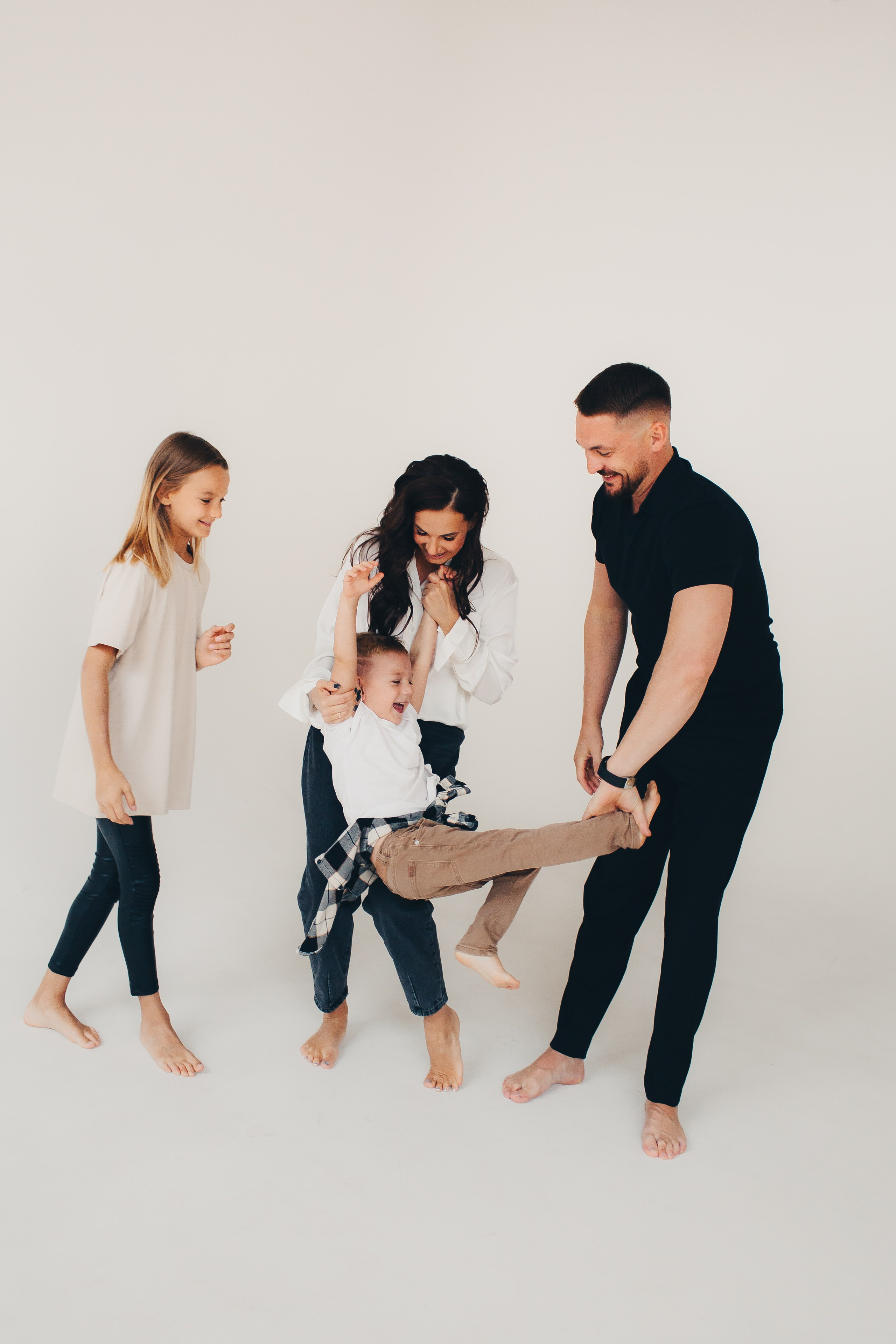 Семейная съёмка на белом фоне. Фотограф Евгения Мальцева, Архангельск