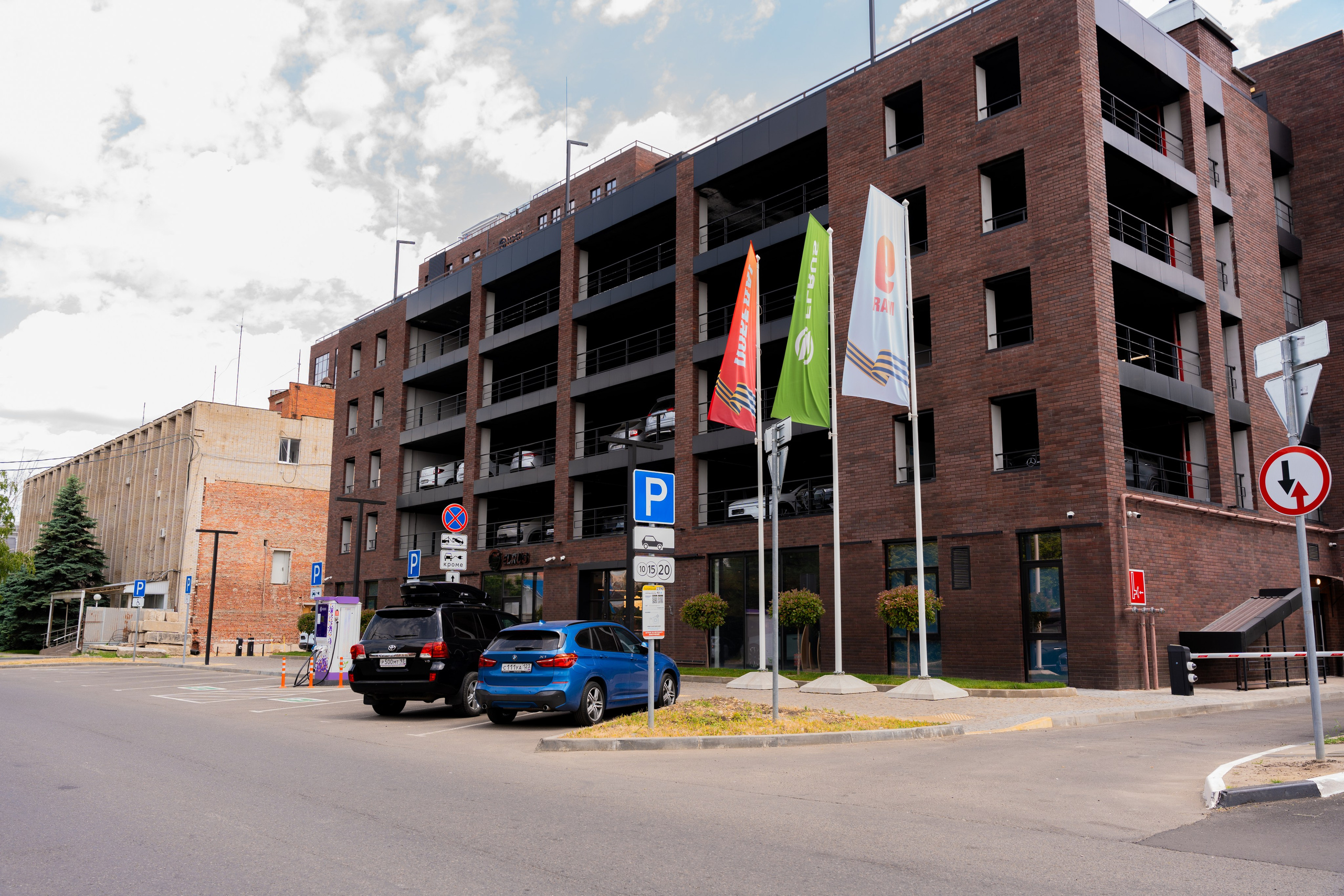 Интерьерная фотосъемка автосалона Elrus в Краснодаре. Zeekr, LiXiang Профессиональная фотосъемка интерьера премиум-автосалона в Краснодаре. Шедевры для Вас! Фотограф и Видеограф в Краснодаре Пахиев Руслан