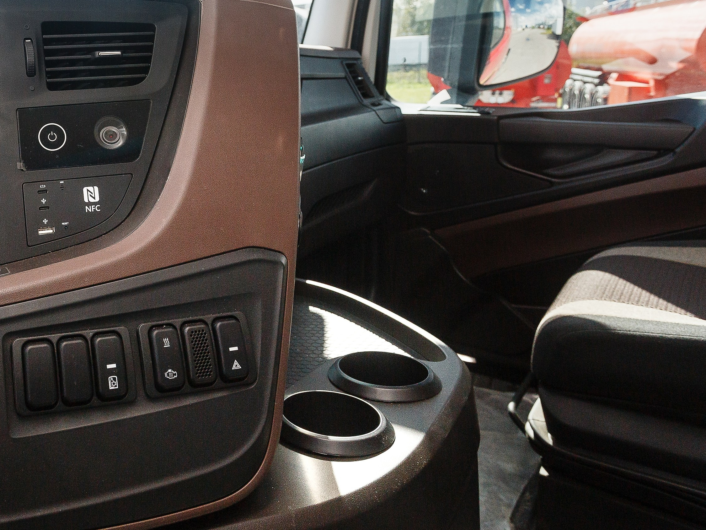 Профессиональная съёмка легковых автомобилей и большегрузов для продажи и контента. Выездная фотосессия спецтехники в Санкт-Петербурге. Репортажный фотограф Сергей Пушкин в СПб. Промышленная фотосъёмка авто. Фотограф для дилеров и производителей. 