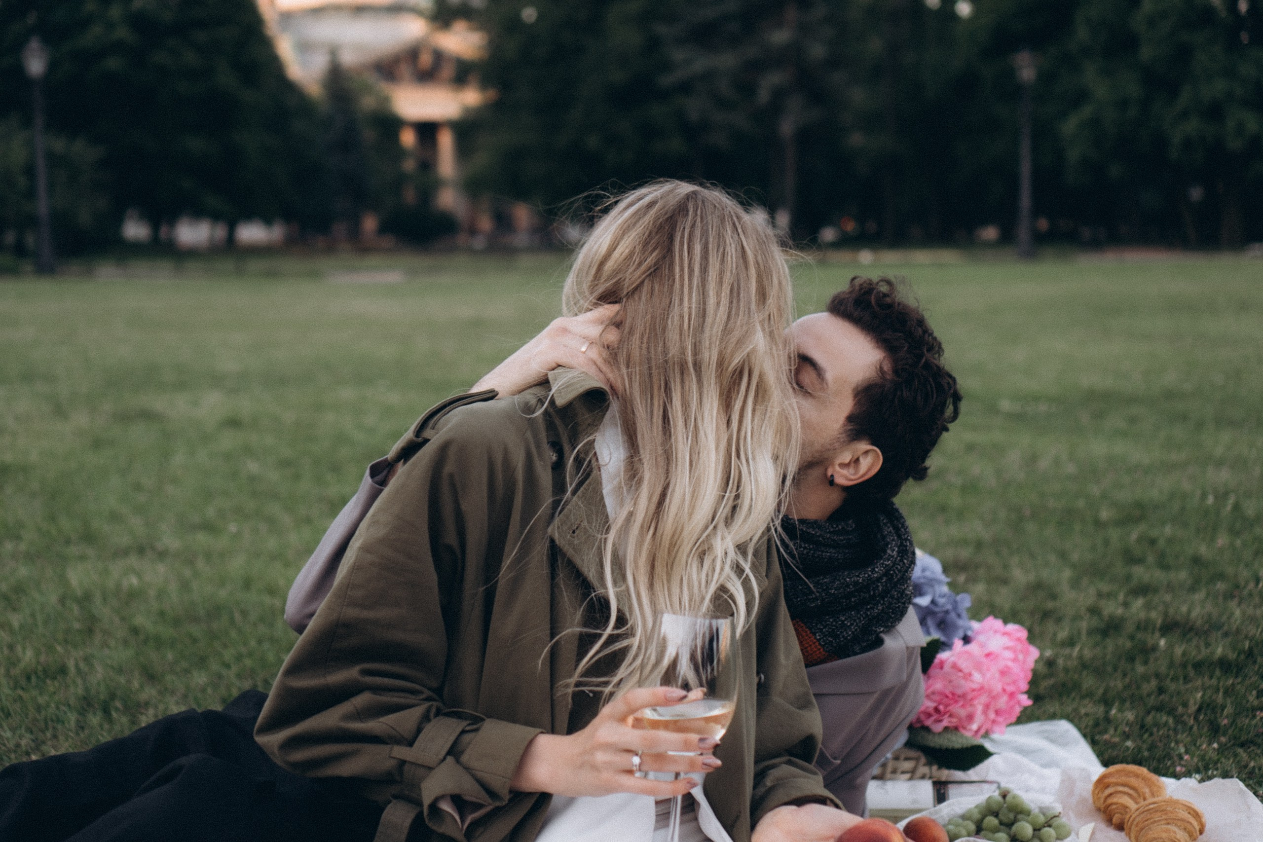 СВАДЕБНАЯ СЬЕМКА ПАРЫ НА РАССВЕТЕ В БЕЛЫЕ НОЧИ И ПРОГУЛКА С РАЗВОДНЫМИ МОСТАМИ И ПИКНИК ВОЗЛЕ ИСАКИЕВСКОГО СОБОРА. Профессиональный фотограф, Санкт-Петербург — Виктория Богомолова