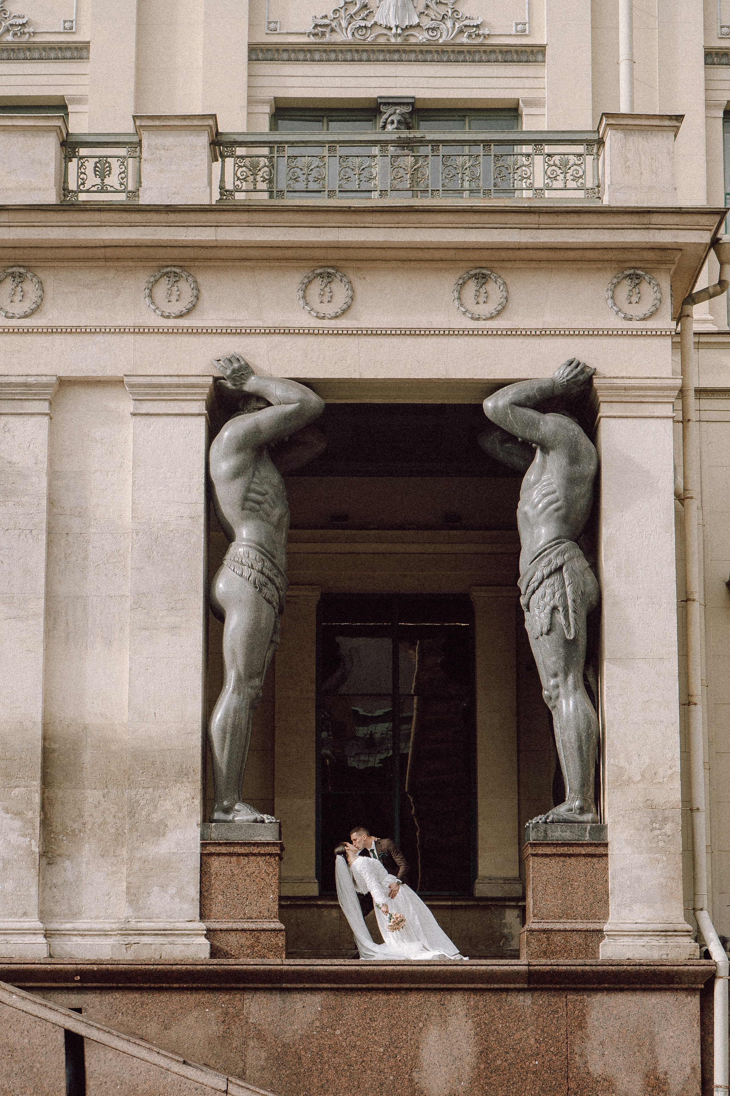 СВАДЕБНАЯ ПРОГУЛКА В САНТК-ПЕТЕРБУРГЕ (ИСАКИЕВСКИЙ СОБОР, ЗИМНЯЯ КАНАВКА, ЭРМИТАЖ И БОЛЬШАЯ МОРСКАЯ УЛИЦА). Профессиональный фотограф, Санкт-Петербург — Виктория Богомолова