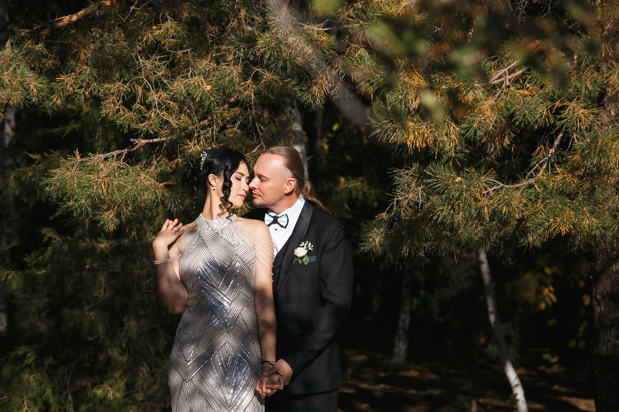 Ксения и Александр: поженились и погуляли в парке санатория Горная поляна. Событийный фотограф Максим Бескоровайновнов