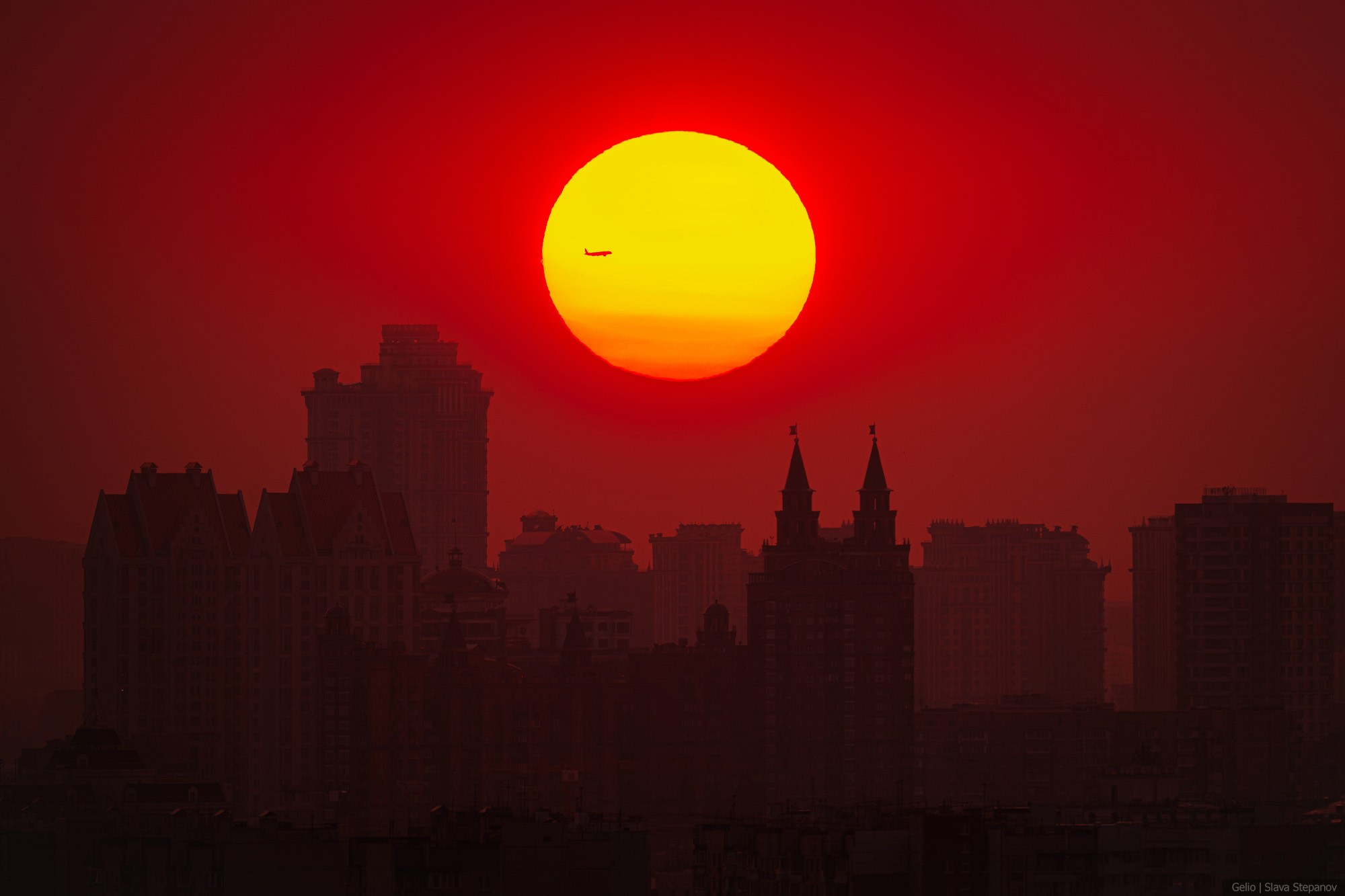 Силуэт на закате. Октябрьское поле