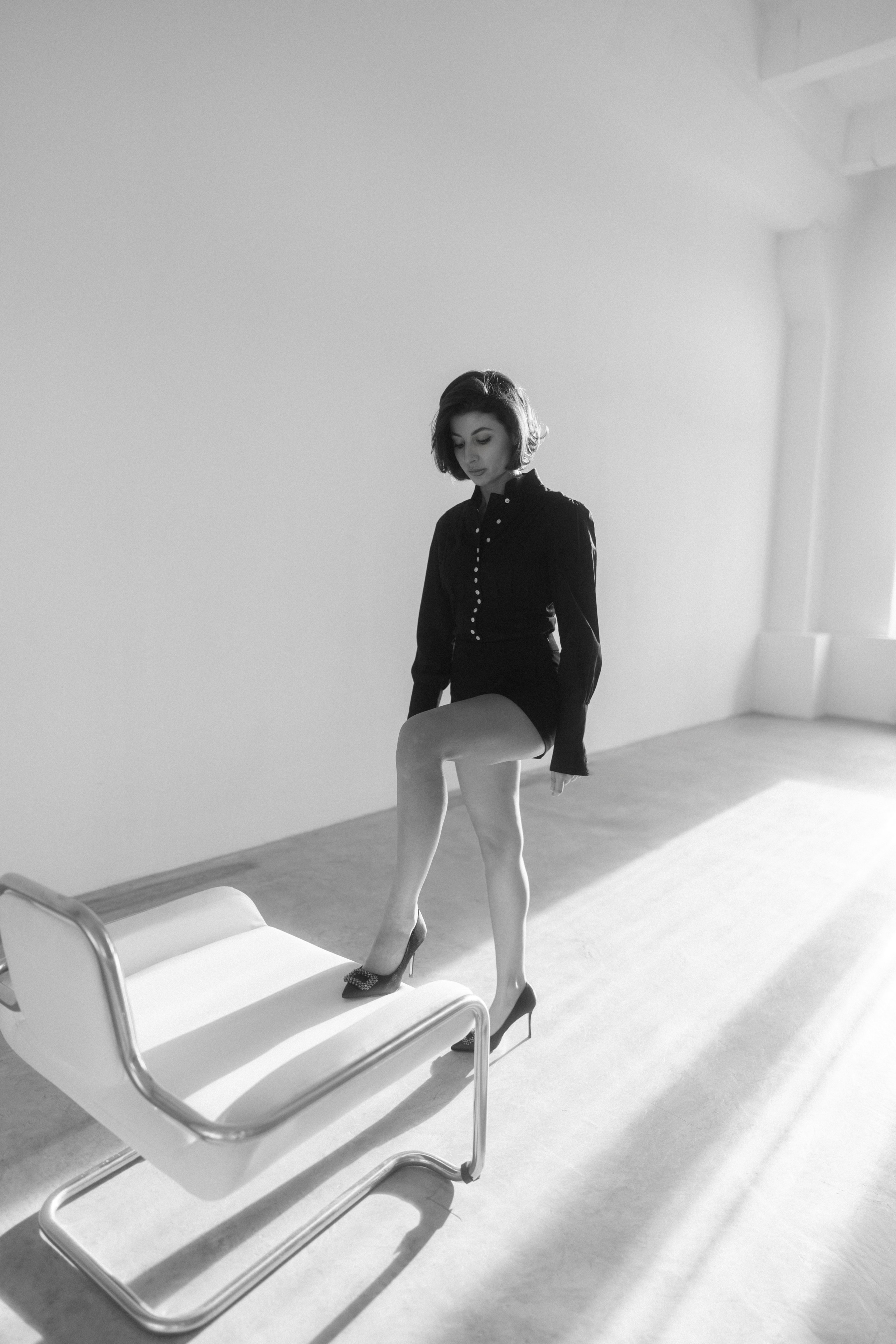 Женская портретная фотосъемка в студии в чб стиле