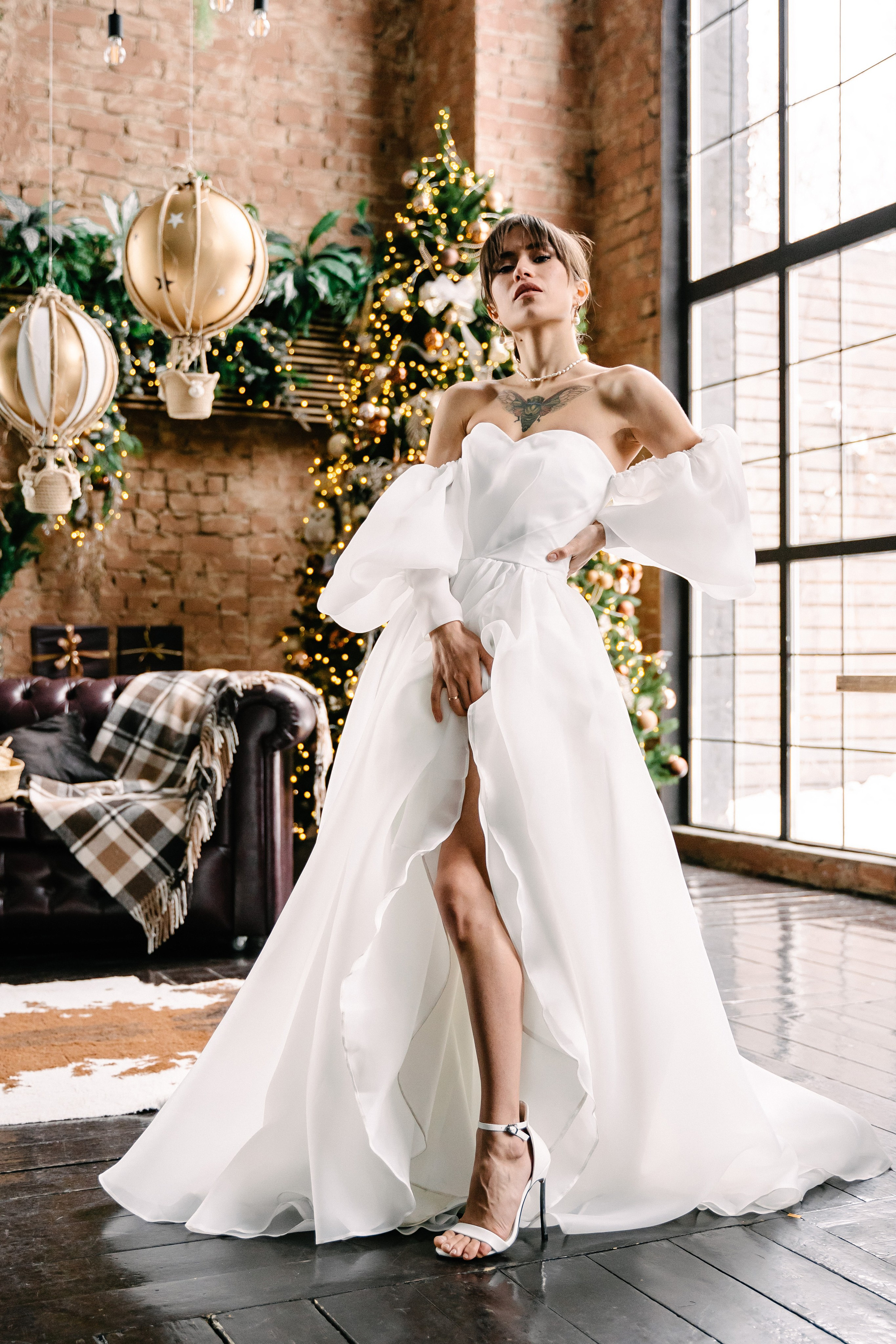 прекрасный вырез и поза невесты в белом платье