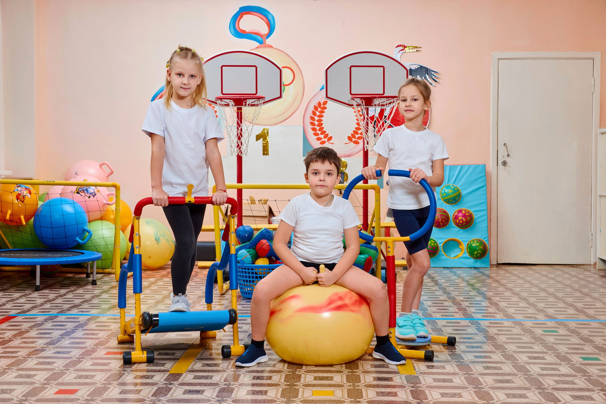 Занятие в спортзале. Childrenfoto.ru