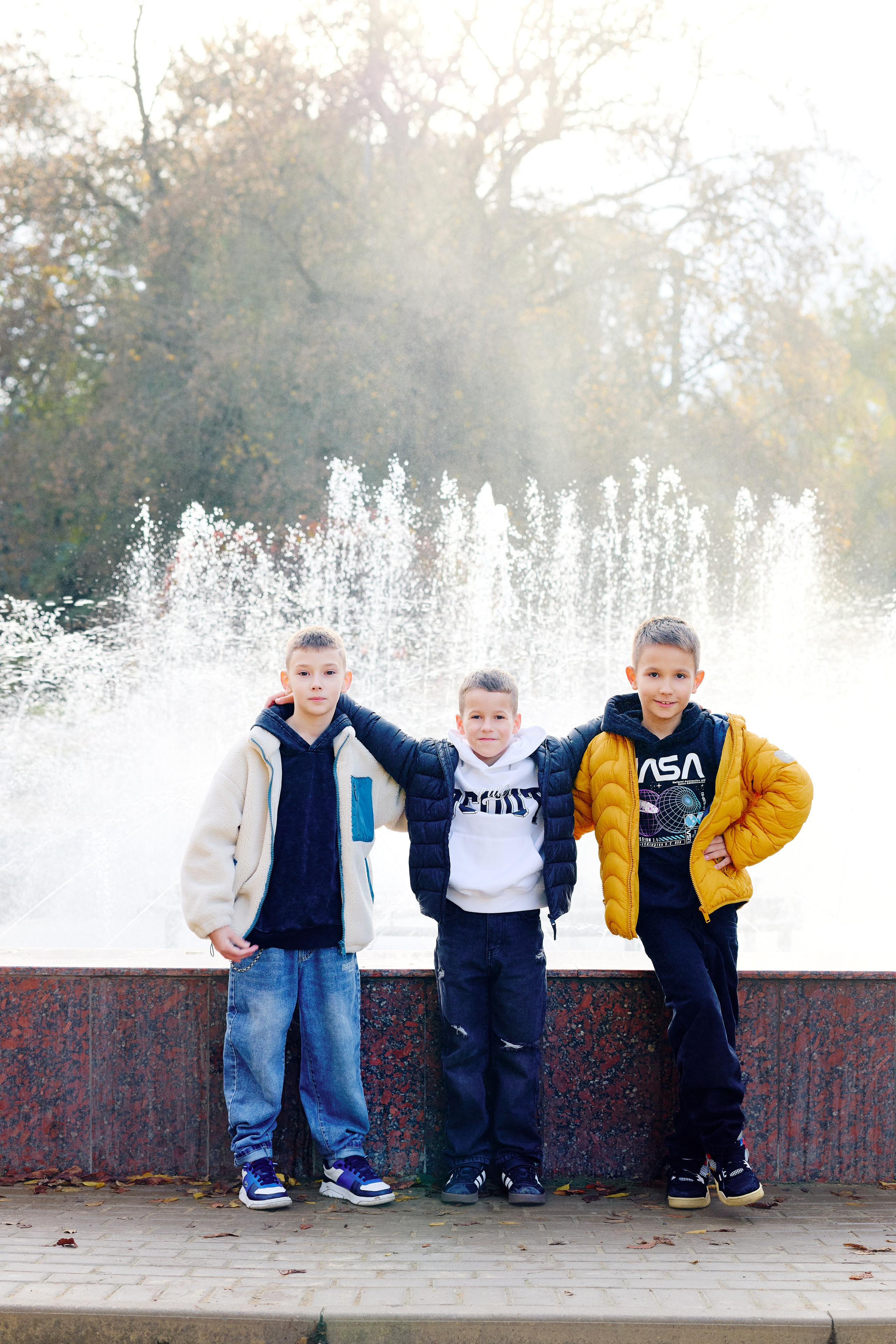 Прогулка в парке классом. Фотограф Выпускные альбомы Таганрог Сергей Коробченко