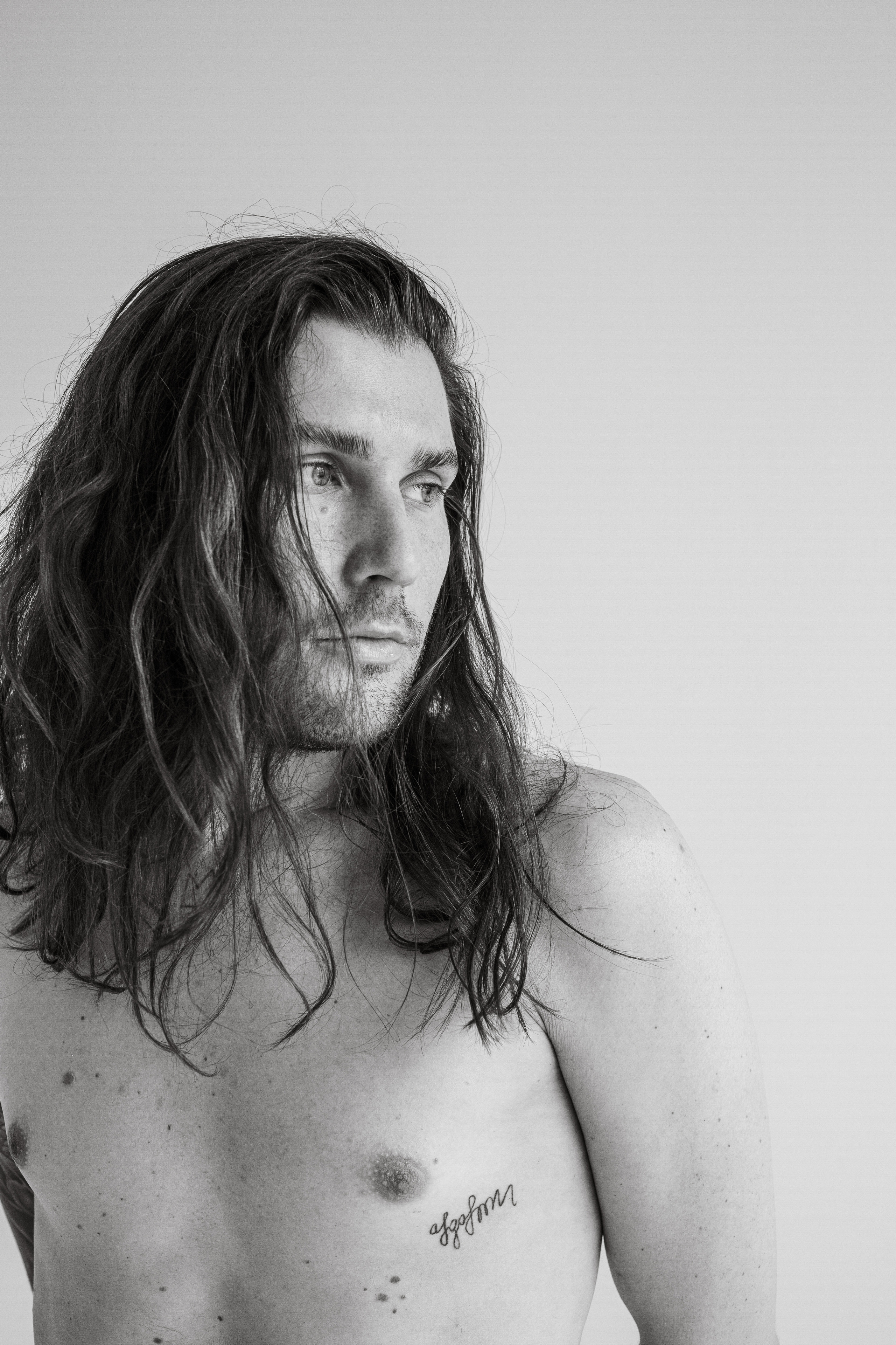 мужчина с длинными волосами