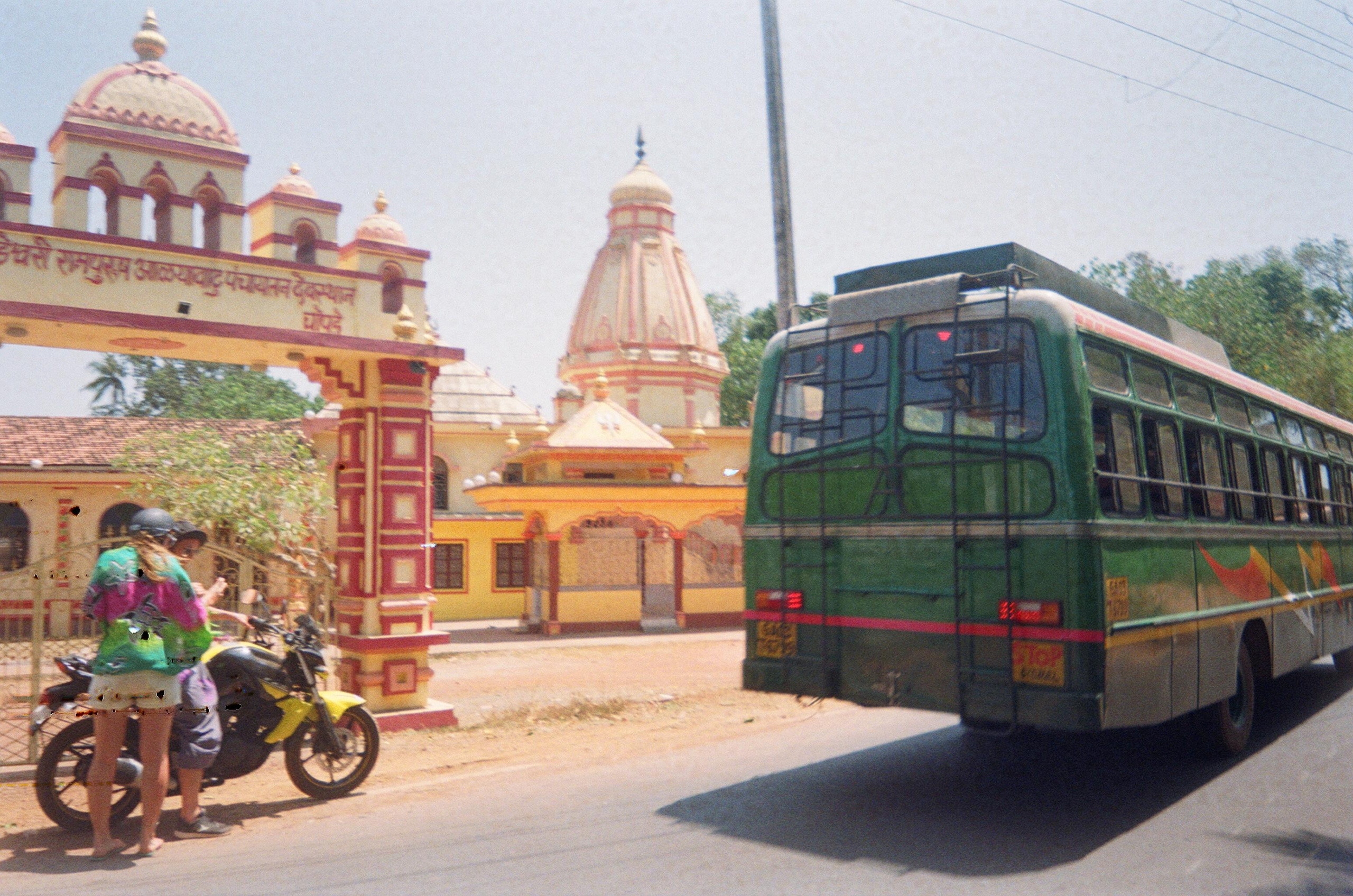 храм в Индии автобус 