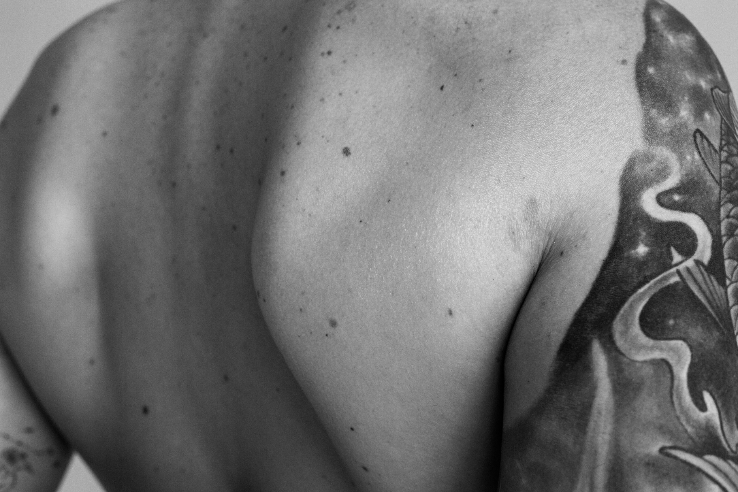 спина татуировка чб 