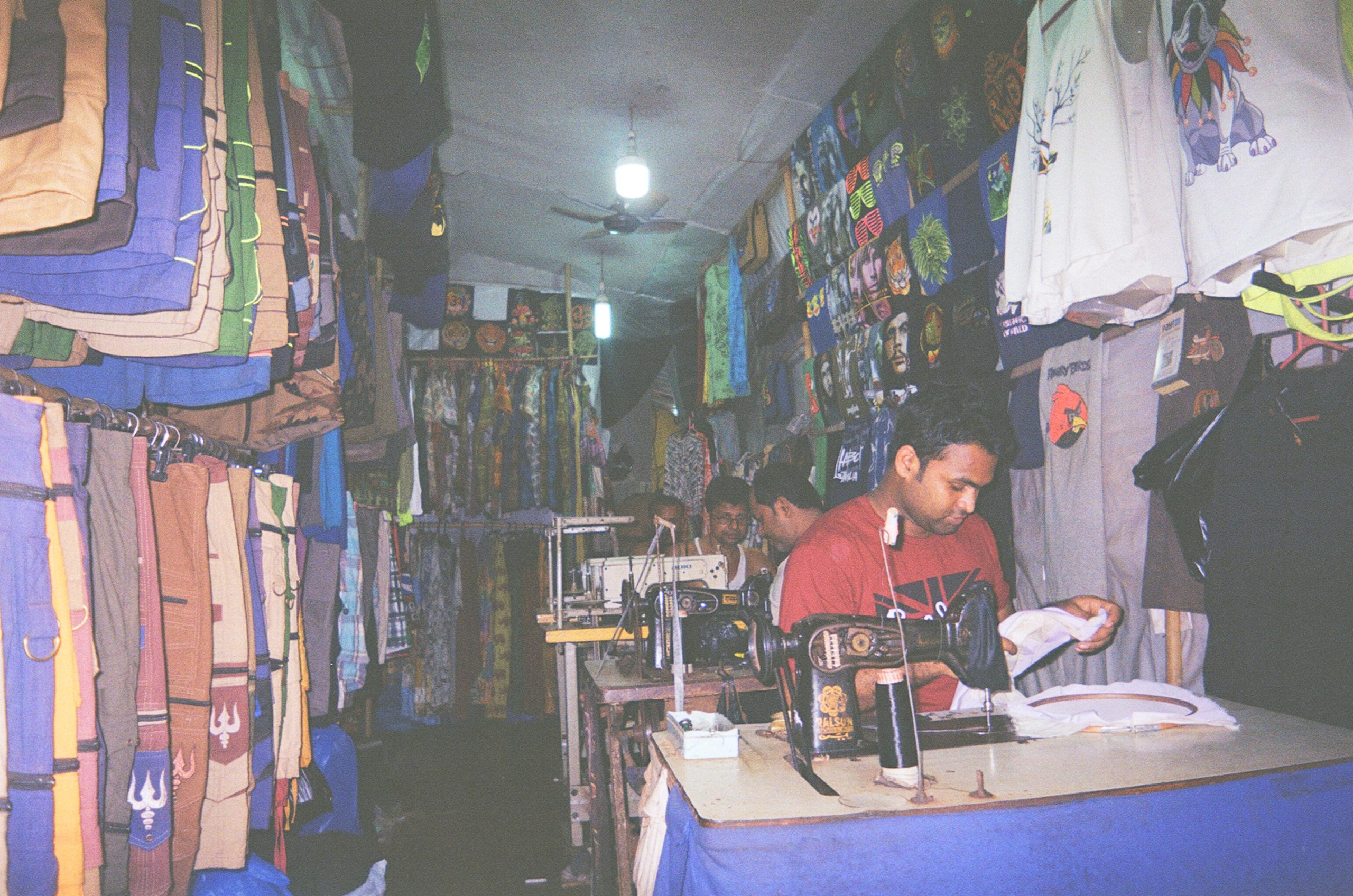 Швейное ателье на рынке 