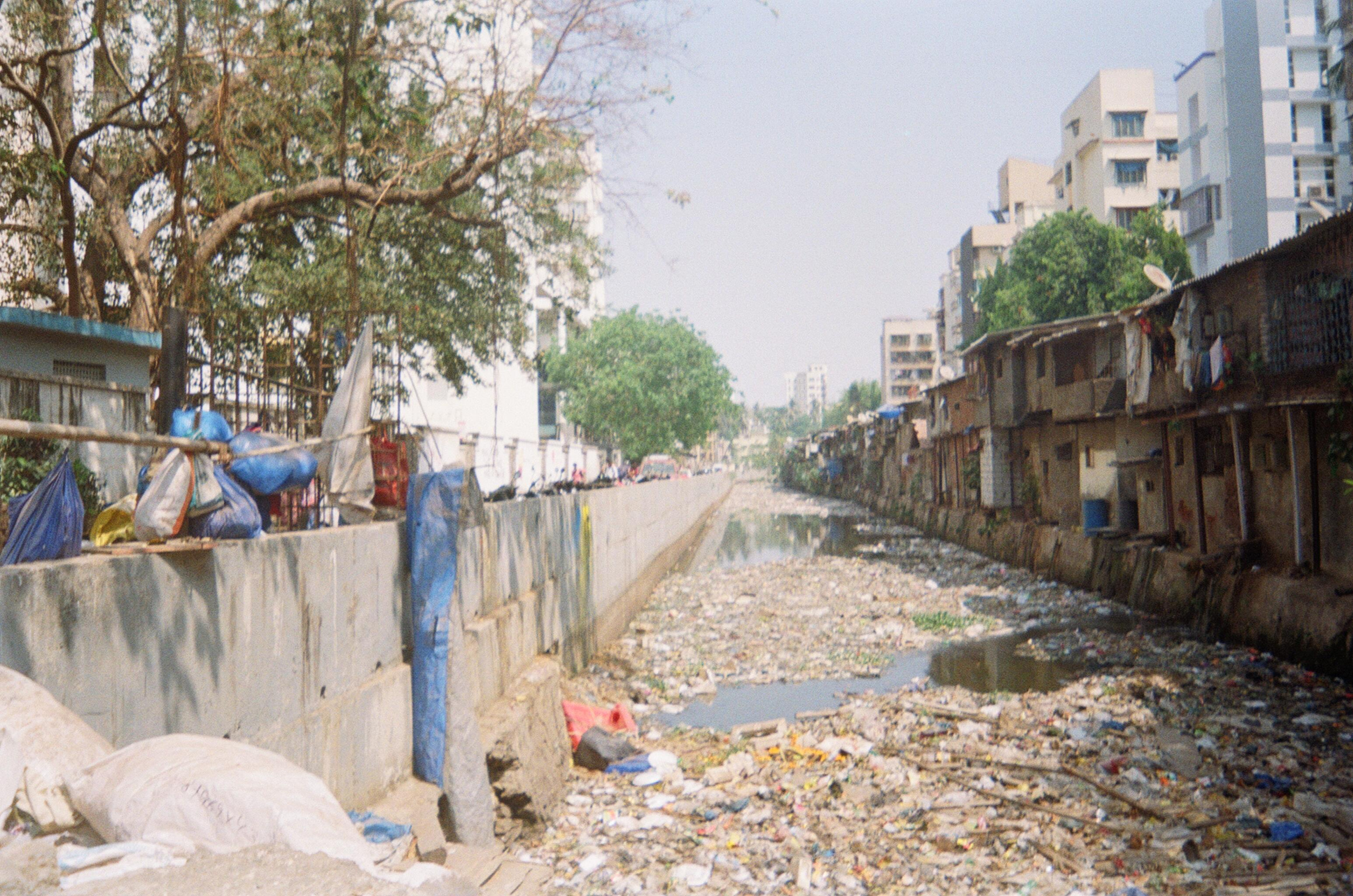типичные реки мусора в Индии