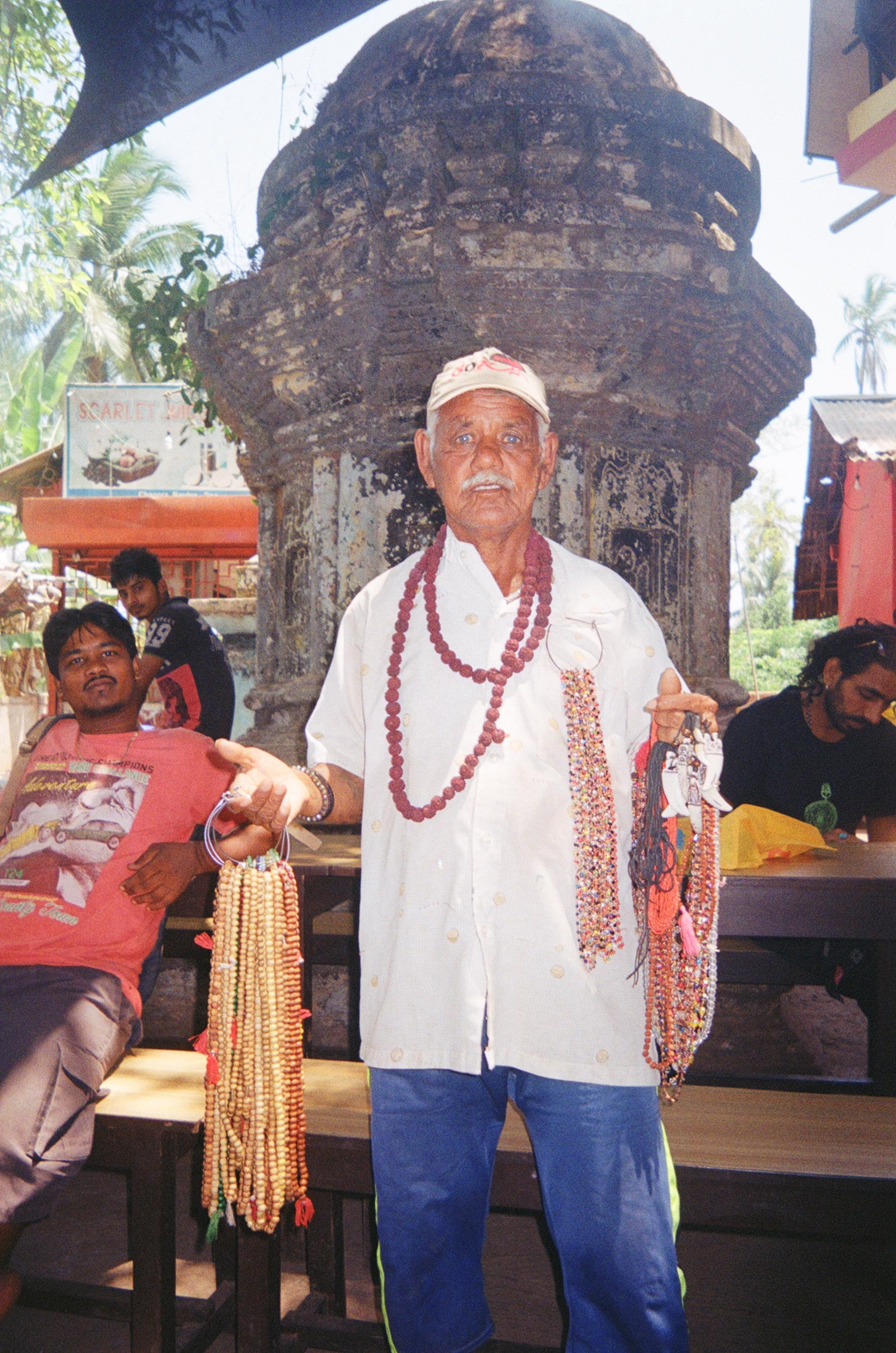 торговец бусинами Индия 