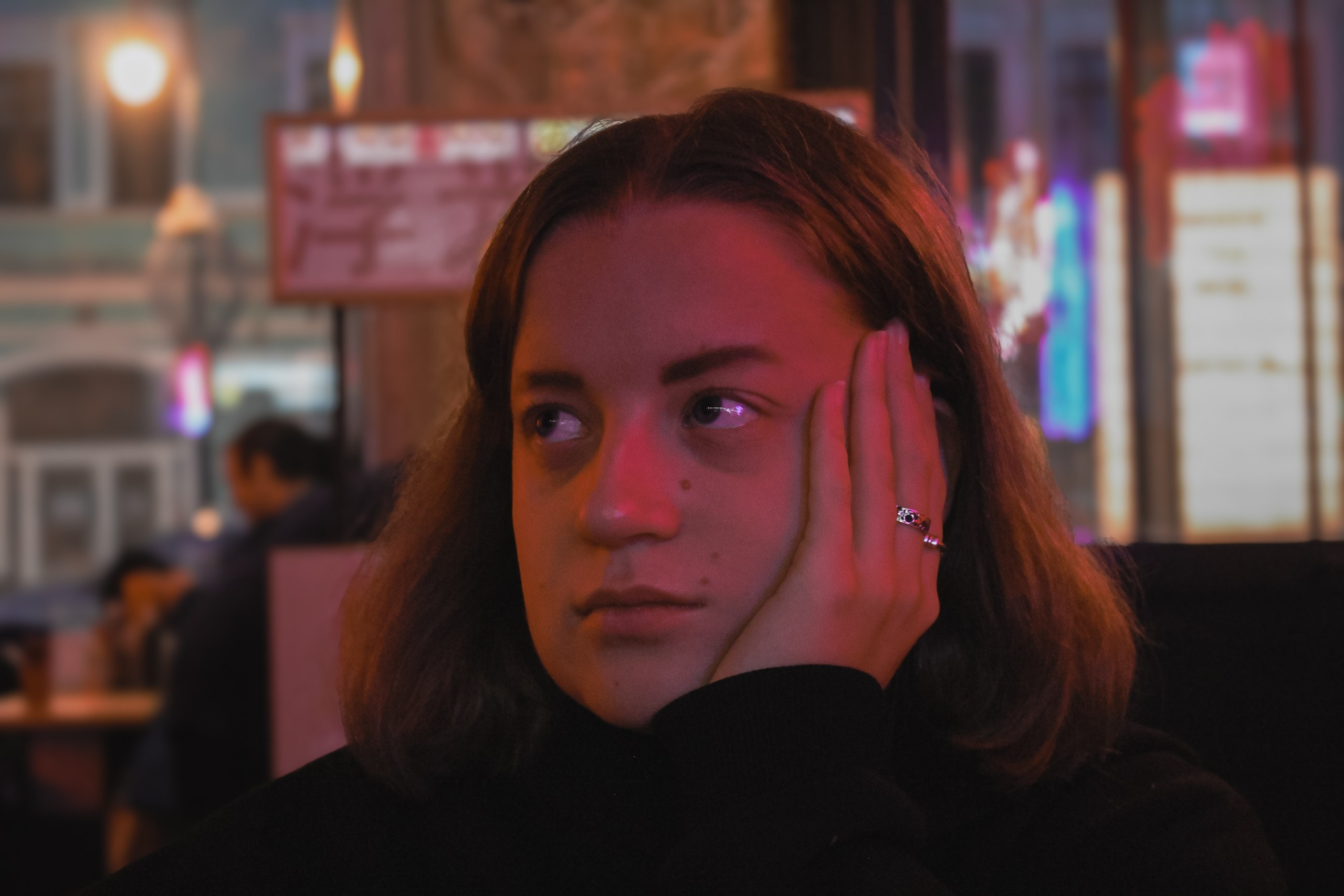 В помещении. Фотограф Москва, портрет, стрит, репортаж. Художественная фотосессия