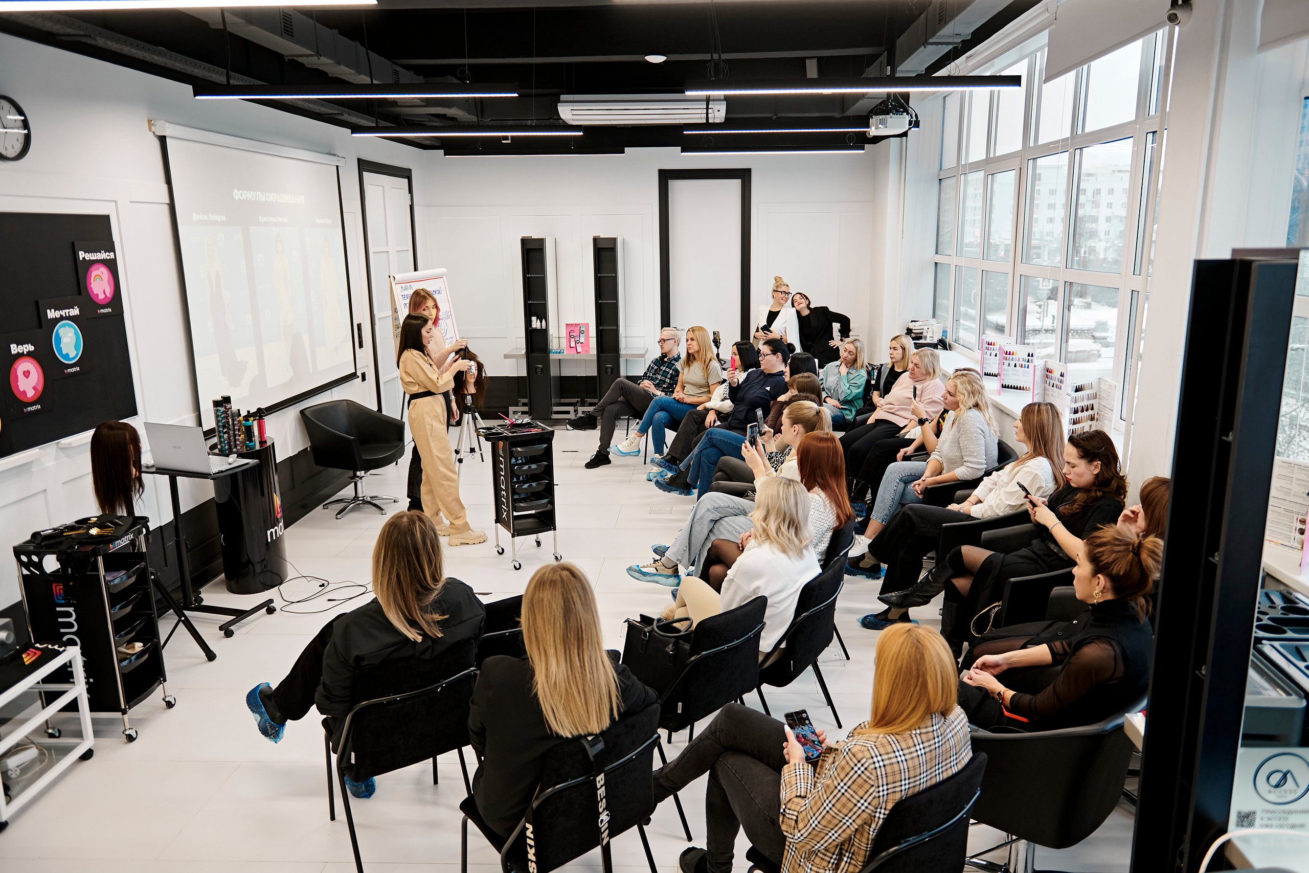 Мастер-класс по окрашиваниям и укладкам от Matrix. Фотограф Постольник Дарья