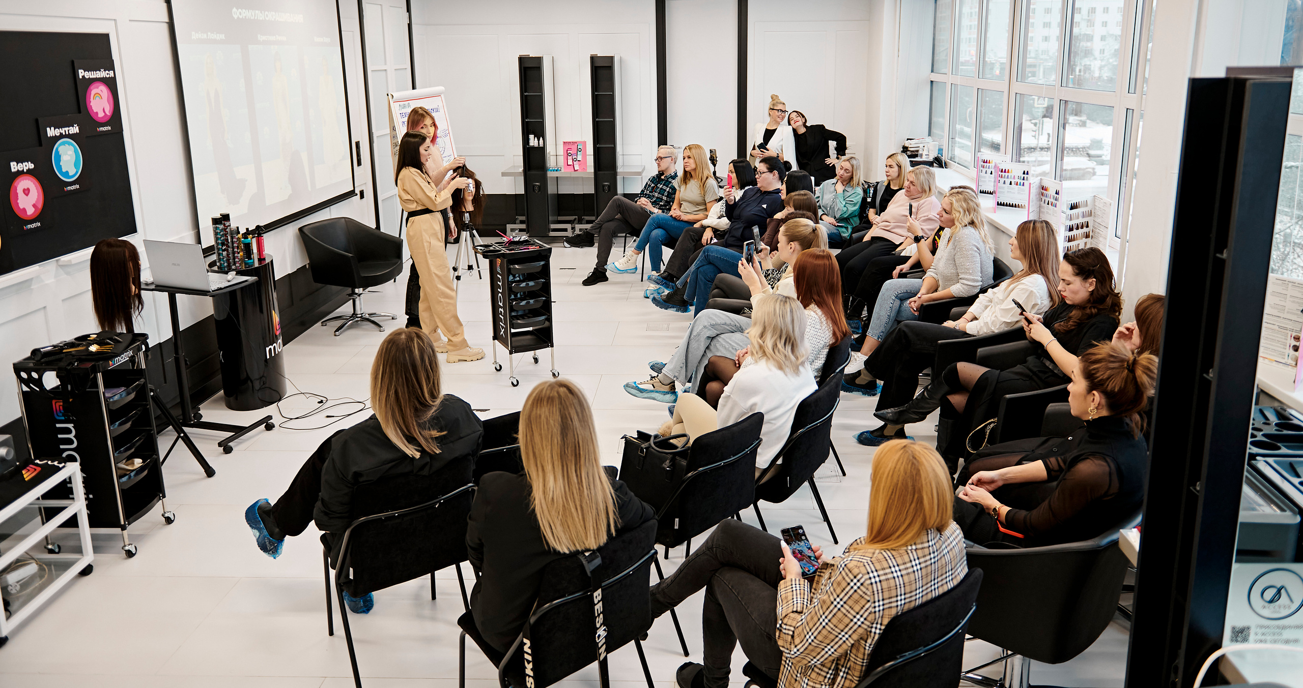 Мастер-класс по окрашиваниям и укладкам от Matrix. Фотограф Постольник Дарья